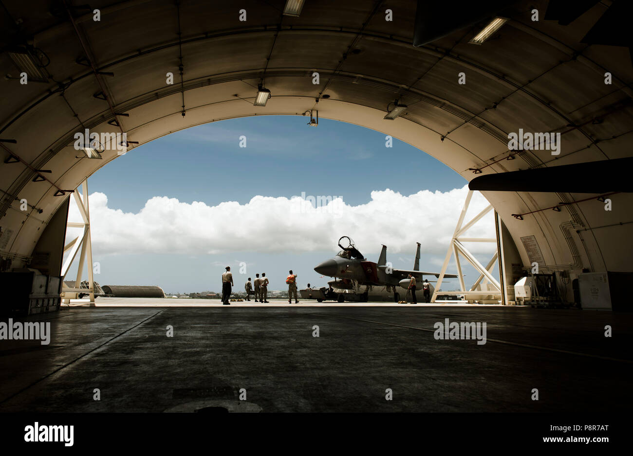 I manutentori del XVIII Manutenzione aeromobili squadrone, trainare un F-15C Eagle da la Flightline in un aeromobile protettivo rifugio durante la preparazione per il Tifone Maria Luglio 9, 2018 a Kadena Air Base, Giappone. Durante gravi intemperie come un tifone, aeromobili e aerospaziale apparecchiature di terra sono collocati in strutture temprato per la protezione. (U.S. Air Force foto di Senior Airman Omari Bernard) Foto Stock