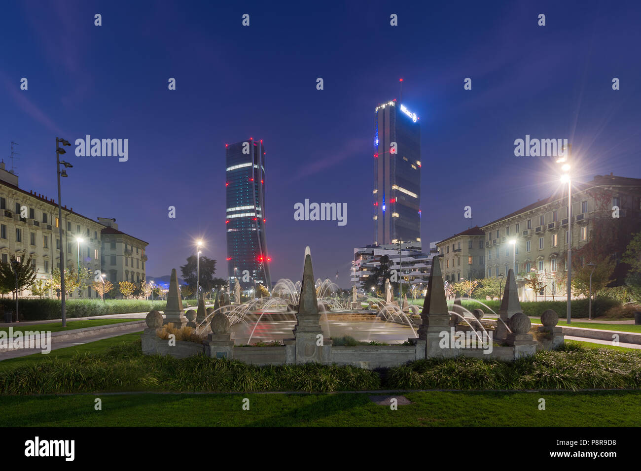 Milano, 26 ottobre 2017 - Isozaki e Hadid torri presso il tramonto visto da quattro stagioni fontana, Giulio Cesare Square, 3 Torri, Milano, Ita Foto Stock