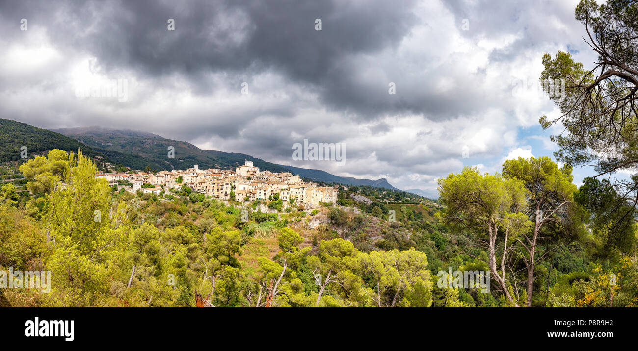 Vista in un villaggio di montagna, Tourettes sur loup, Francia Foto Stock