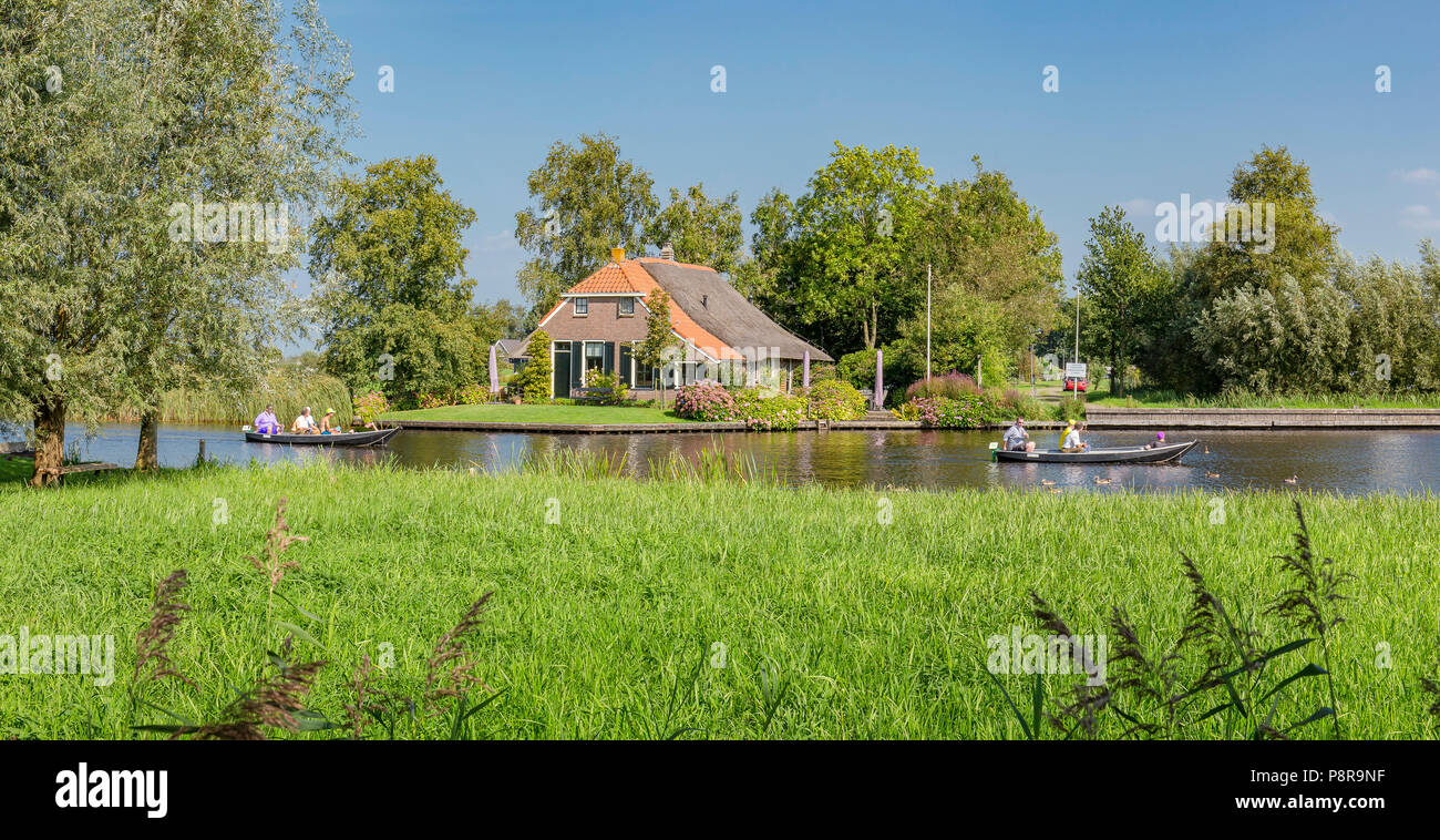 Un agriturismo in corrispondenza di un canale, Belt-Schutsloot, Overijssel Foto Stock Un agriturismo in corrispondenza di un canale, Belt-Schutsloot, Overijssel Foto Stock