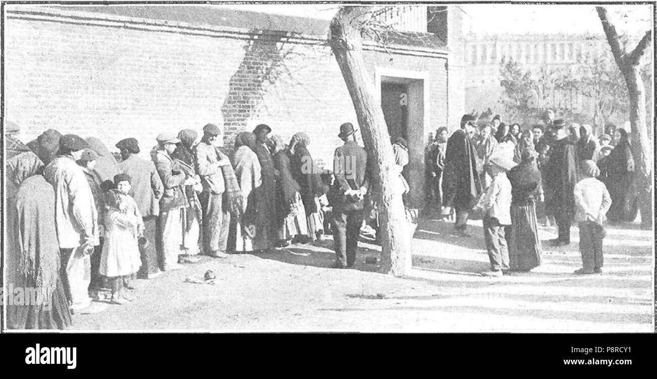 82 Cola formada por Los pobres en la puerta del Asilo de las Lavanderas, de Campúa, Nuevo Mundo, 14-12-1905 Foto Stock