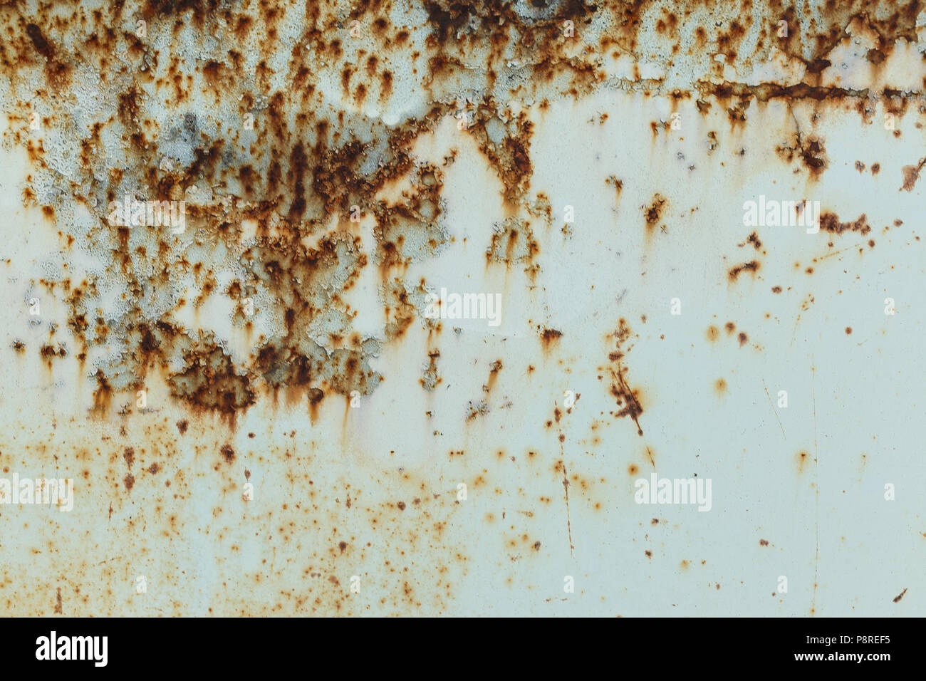 Arrugginito metallo verniciato parete. Metallo arrugginito sfondo con striature di ruggine. La superficie di metallo arrugginito spot Foto Stock