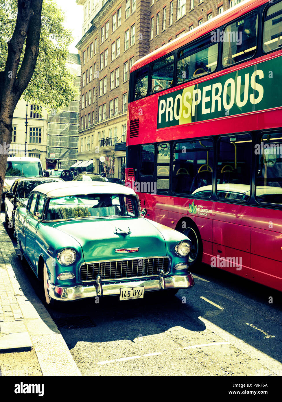 1955 Chevrolet 210 parcheggiato su una strada ti Londra UK London REGNO UNITO Foto Stock