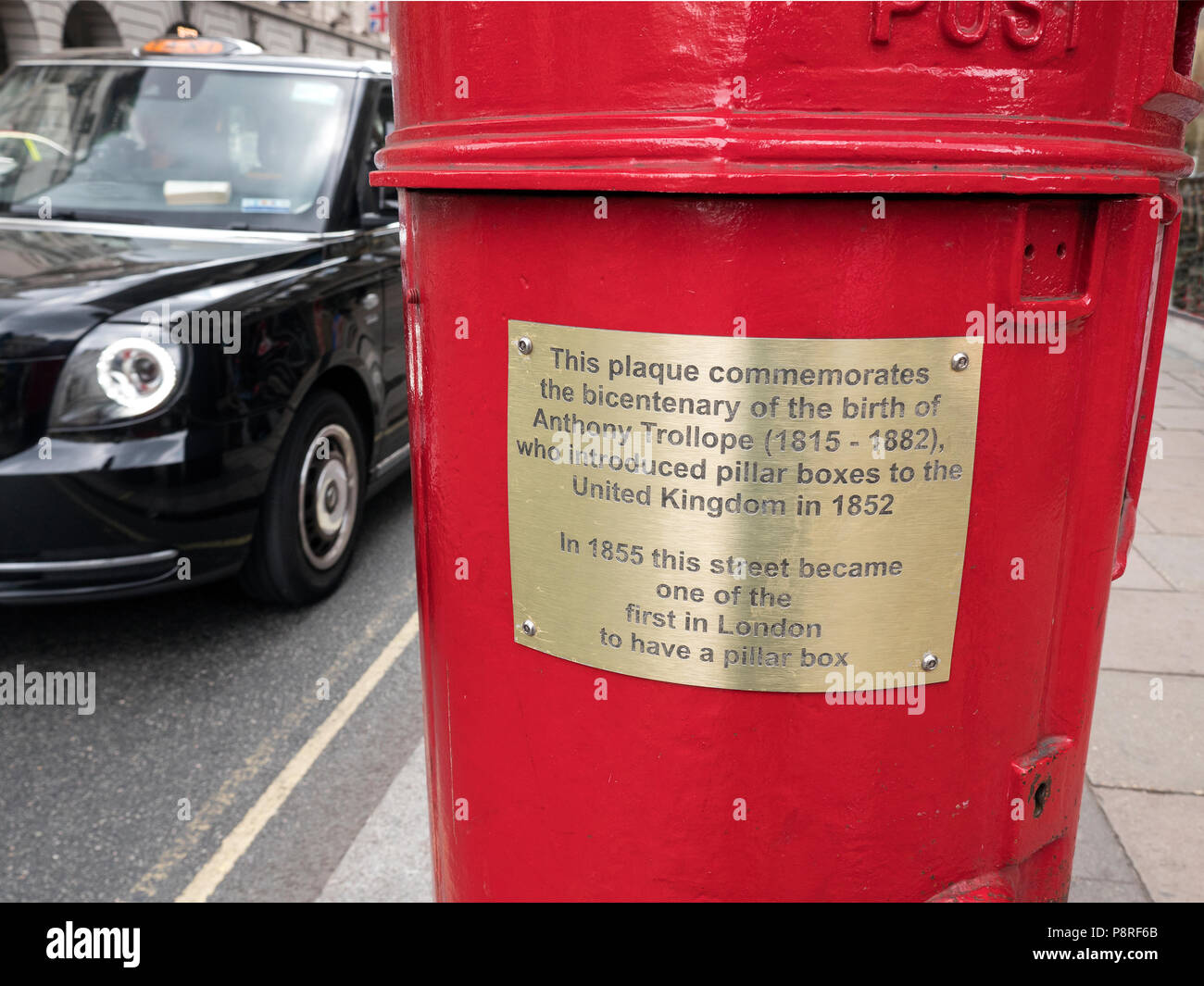 Una placca che commemora la introduzione del pilastro box da Anthony Trollope nel 1852 Piccadilly London REGNO UNITO Foto Stock