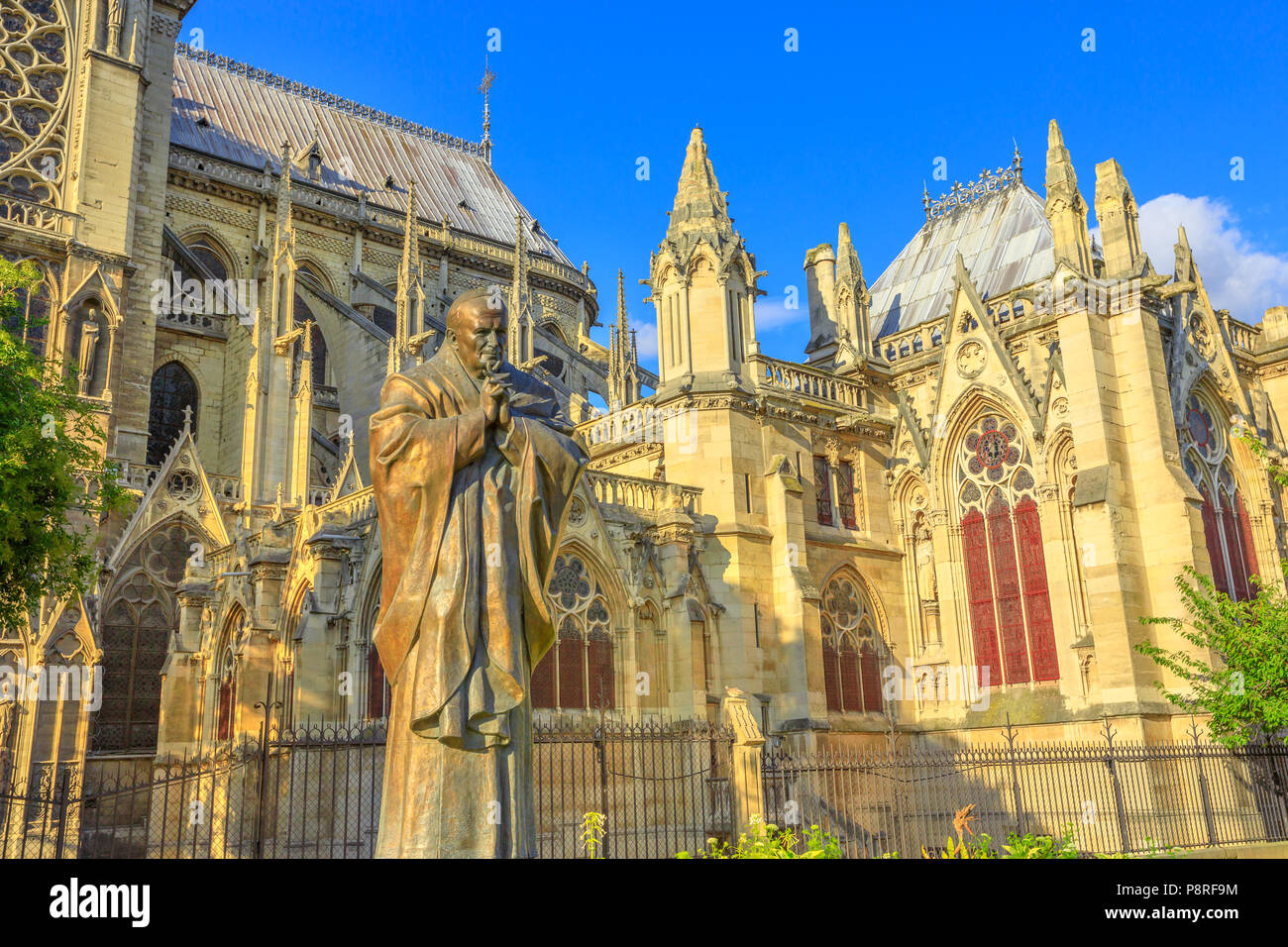 Dettagli del Papa Giovanni Paolo II statua a lato della chiesa di Notre Dame di Parigi, Francia. Architettura gotica della Cattedrale di Parigi, Ile de la Cite. Bella giornata di sole nel cielo blu. Foto Stock