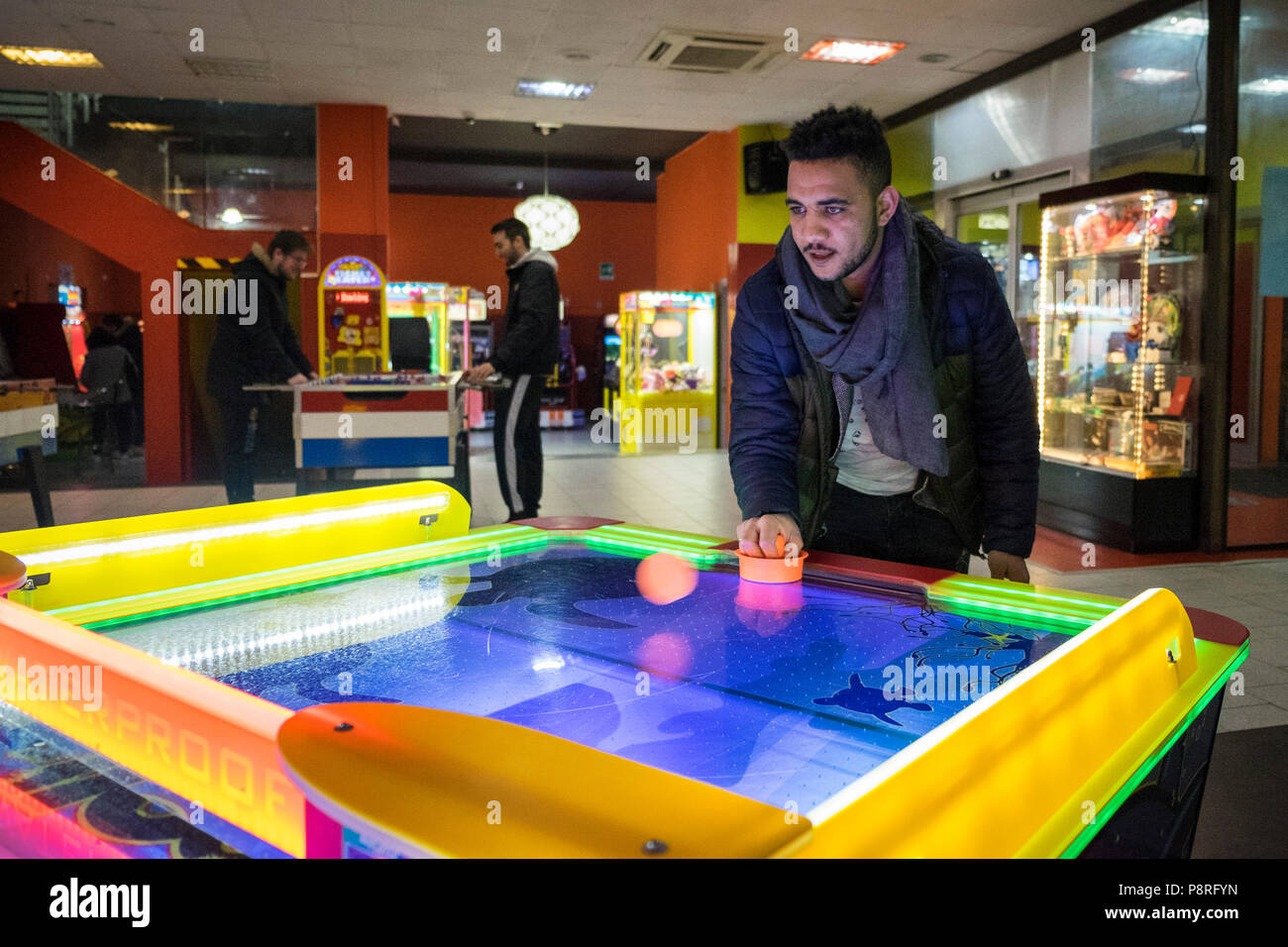 L'Italia,Vigevano,bowling club,ragazzi egiziano durante una serata di svago Foto Stock