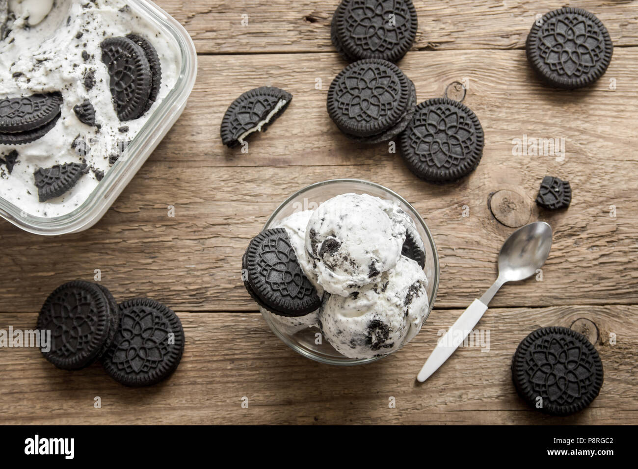 Gelato Alla Crema Con Cioccolato E Crema Biscotti Sandwich Cookie E La Crema Gelato Fatto In Casa Dolce Il Legno Scuro Dello Sfondo Foto Stock Alamy