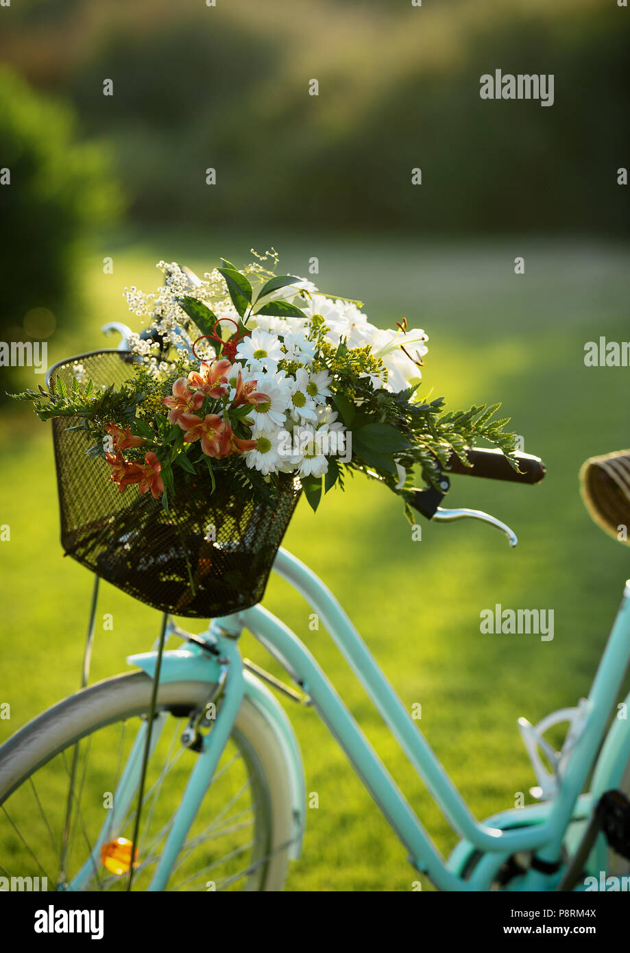 Bella blu moto con un cesto di fiori. Foto Stock