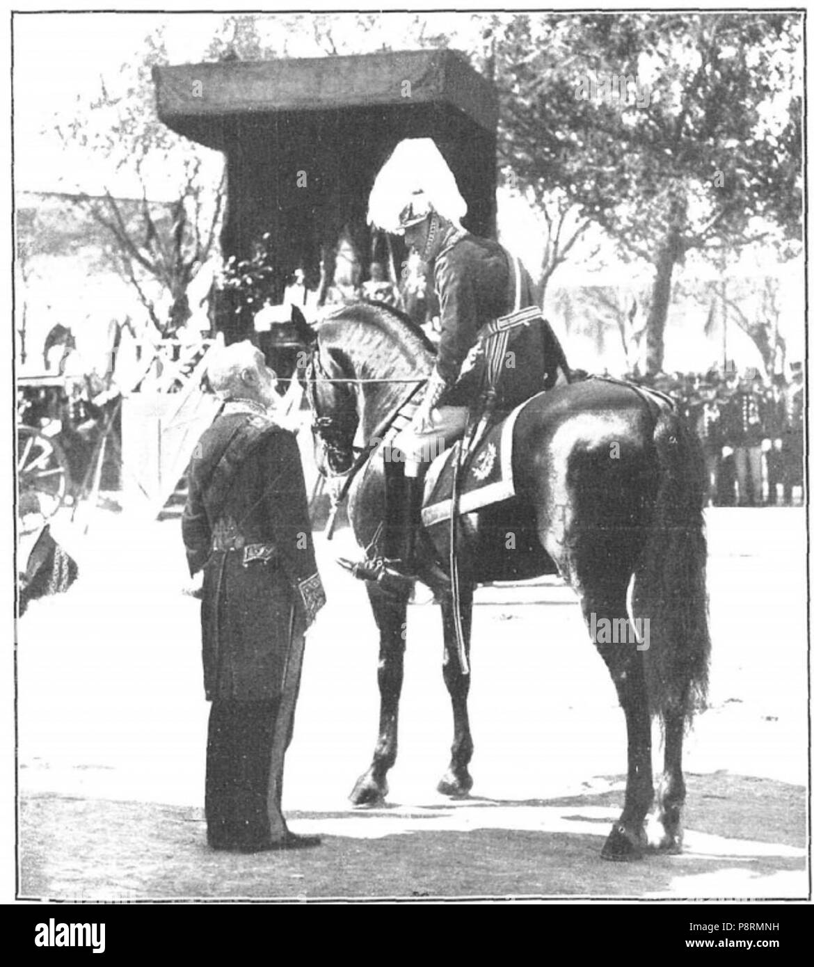 34 Alfonso XIII hablando con Antonio Maura duranti la ceremonia de la jura de la bandera en el Paseo de la Castellana, de Campúa Foto Stock