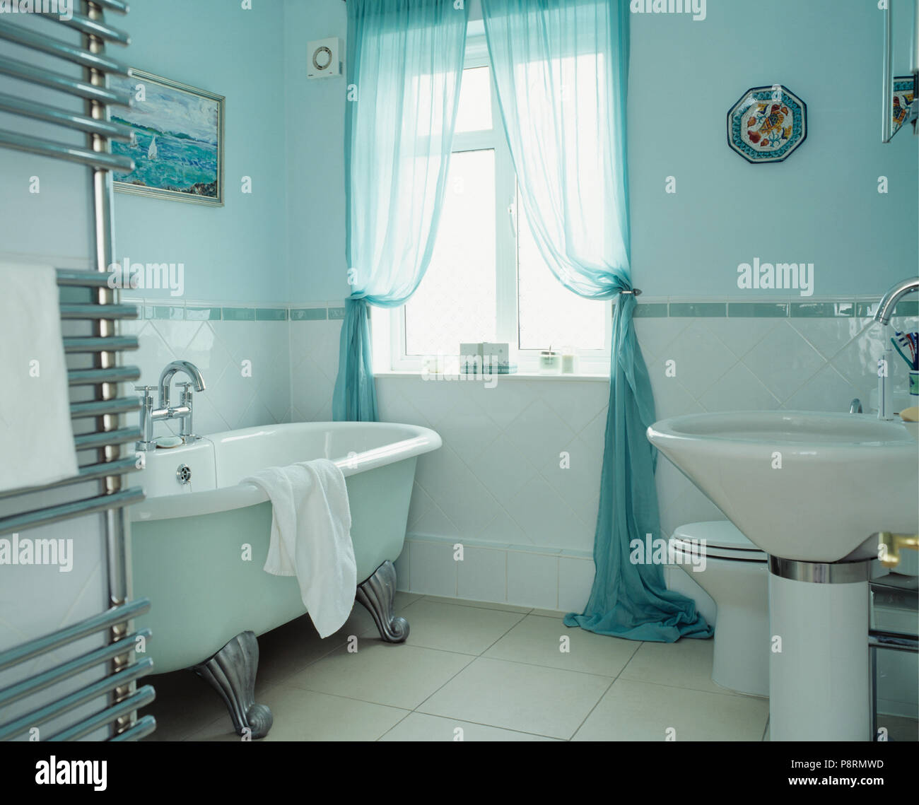 Tradizionale blu e bianco bagno con vasca roll-top Foto Stock