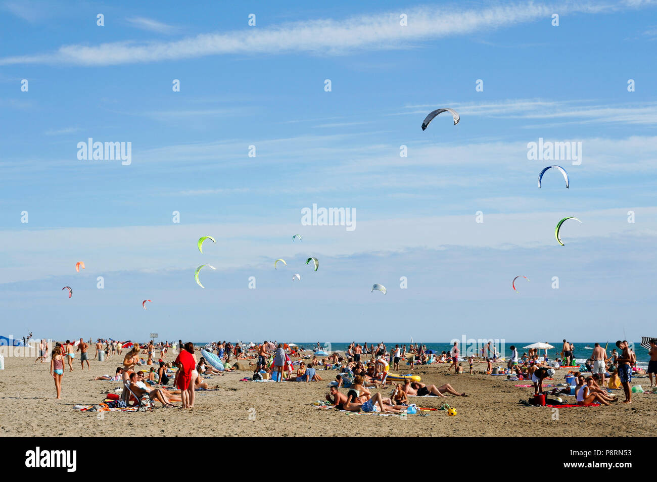 Il kitesurfing sulla spiaggia Espiguette, Le Grau du Roi, Occitanie Francia Foto Stock