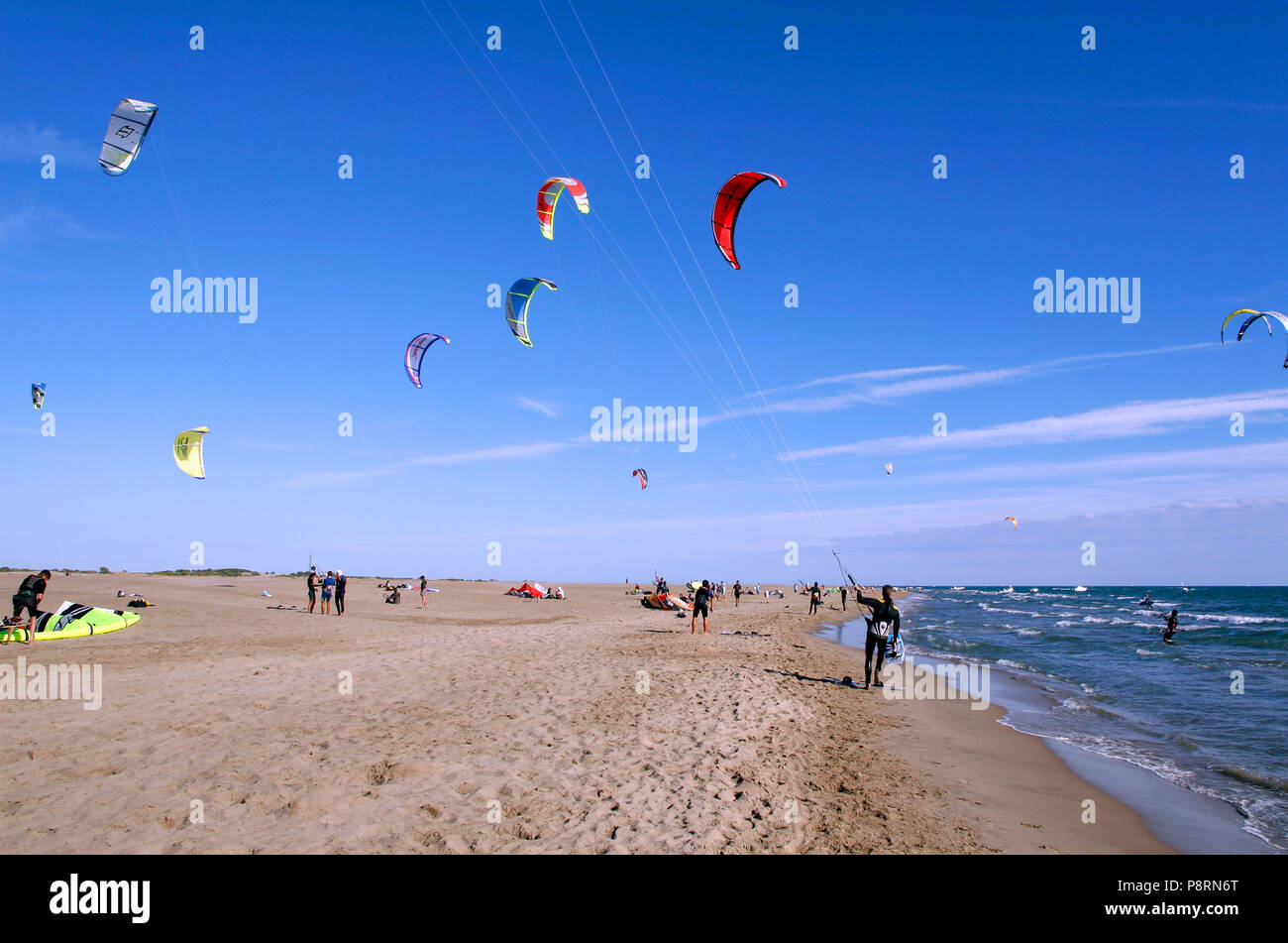 Il kitesurfing sulla spiaggia Espiguette, Le Grau du Roi, Occitanie Francia Foto Stock