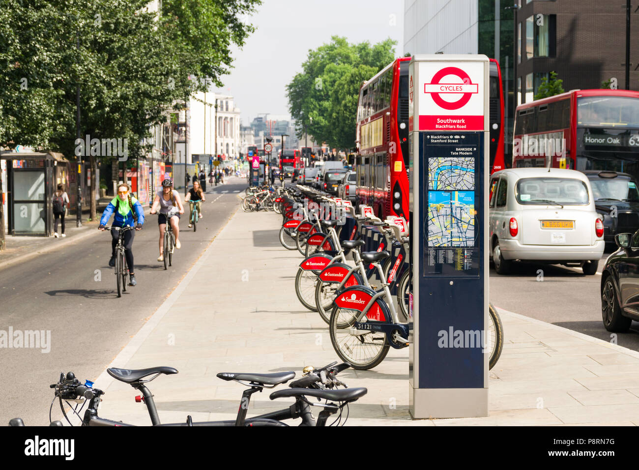 La CS6 superhighway ciclo a Blackfriars road, Southwark, con i ciclisti in sella lungo di esso durante le ore di punta, London, Regno Unito Foto Stock