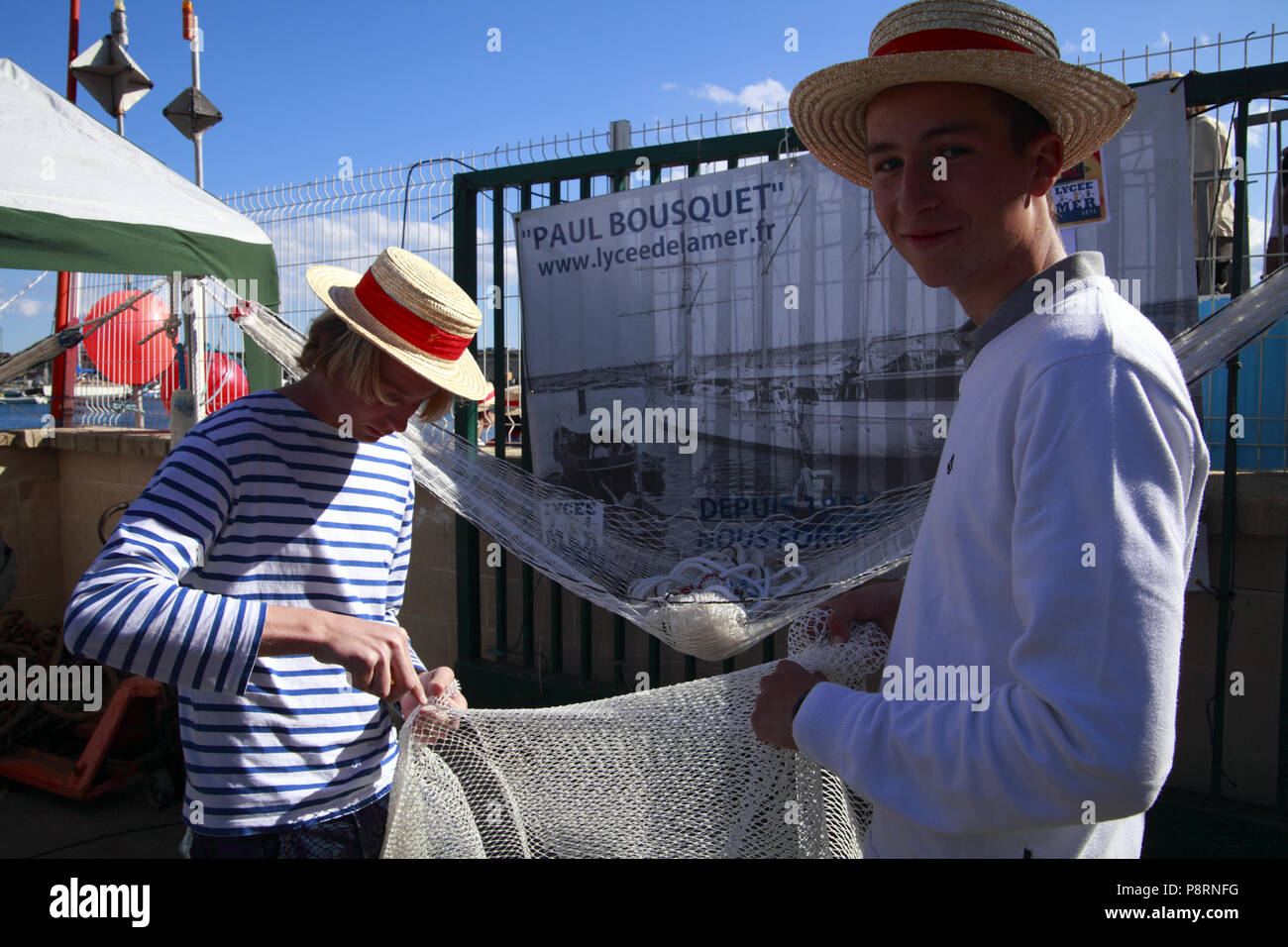 La Fête des tradizioni maritimes 2012. Port de Sète. Près de La Crièe. F 34 Démonstration de réparation de filet de pêche par le Lycée de la Mer ' Paolo Foto Stock