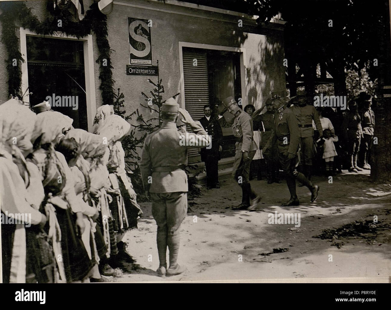 57 Besuch Ihrer Majestäten a Hermagor, Sr.Majestät begibt sich in die Offiziersmesse. (4-6.1917.) (BildID 15798950) Foto Stock