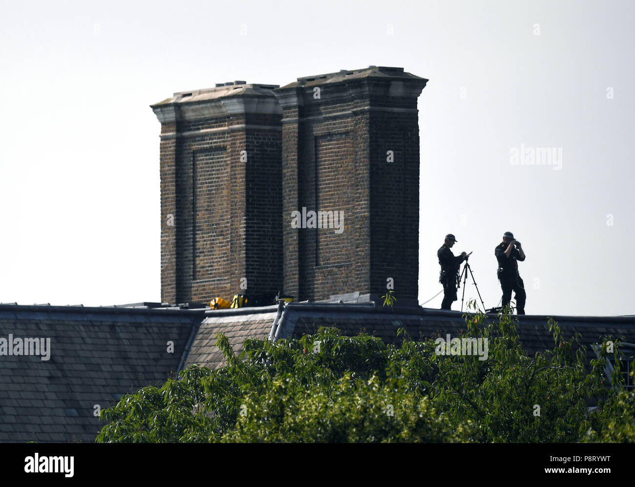 La polizia si raccolgono al di fuori del Royal Hospital Chelsea, Londra, davanti a una visita da noi prima signora Melania Trump. Foto Stock