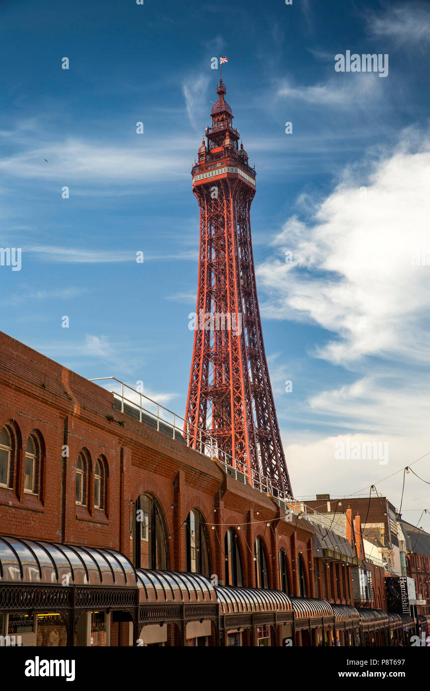 Regno Unito, Inghilterra, Lancashire, Blackpool, Blackpool Tower da Victoria Street Foto Stock
