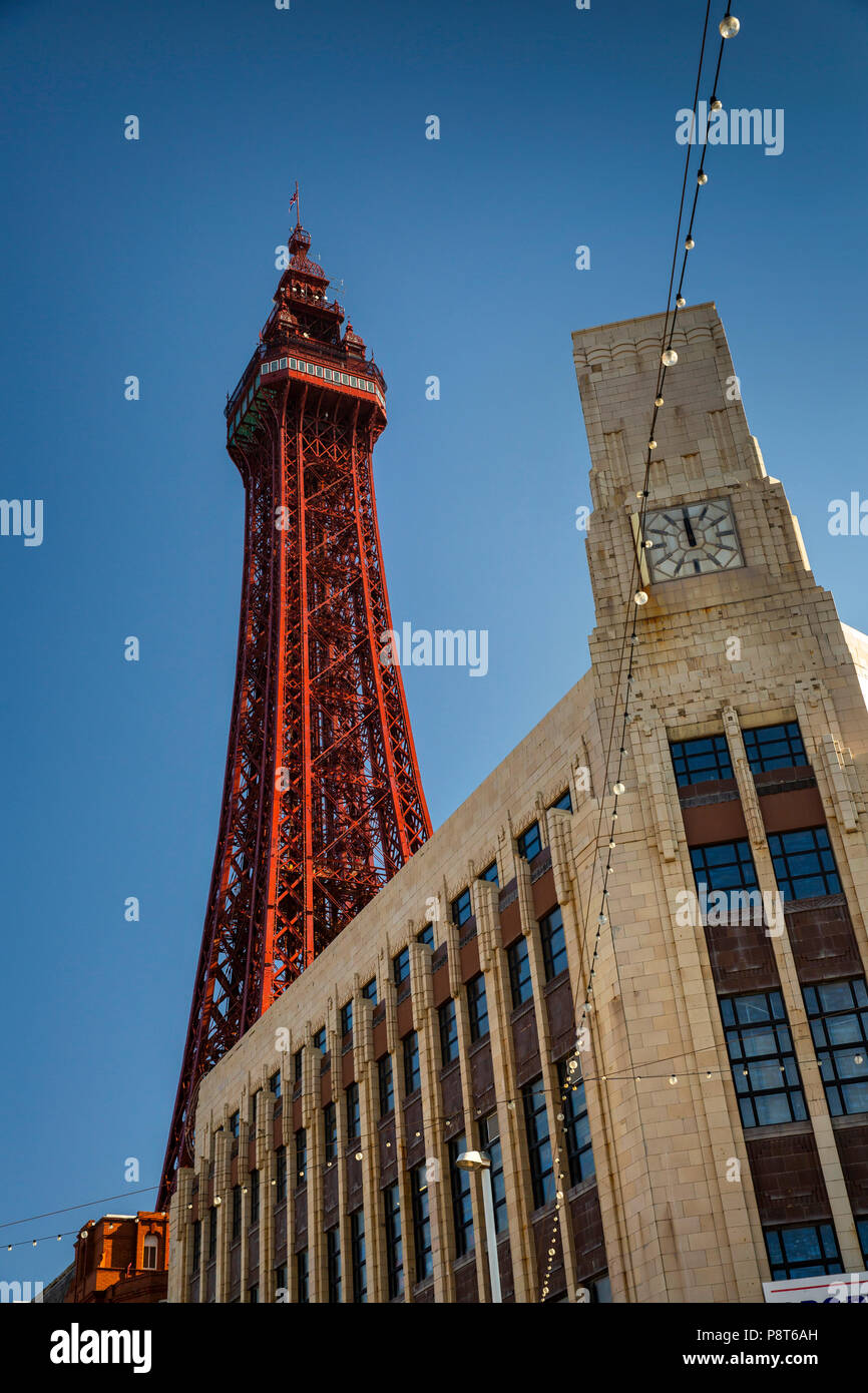 Regno Unito, Inghilterra, Lancashire, Blackpool, Blackpool Tower da Promenade Foto Stock