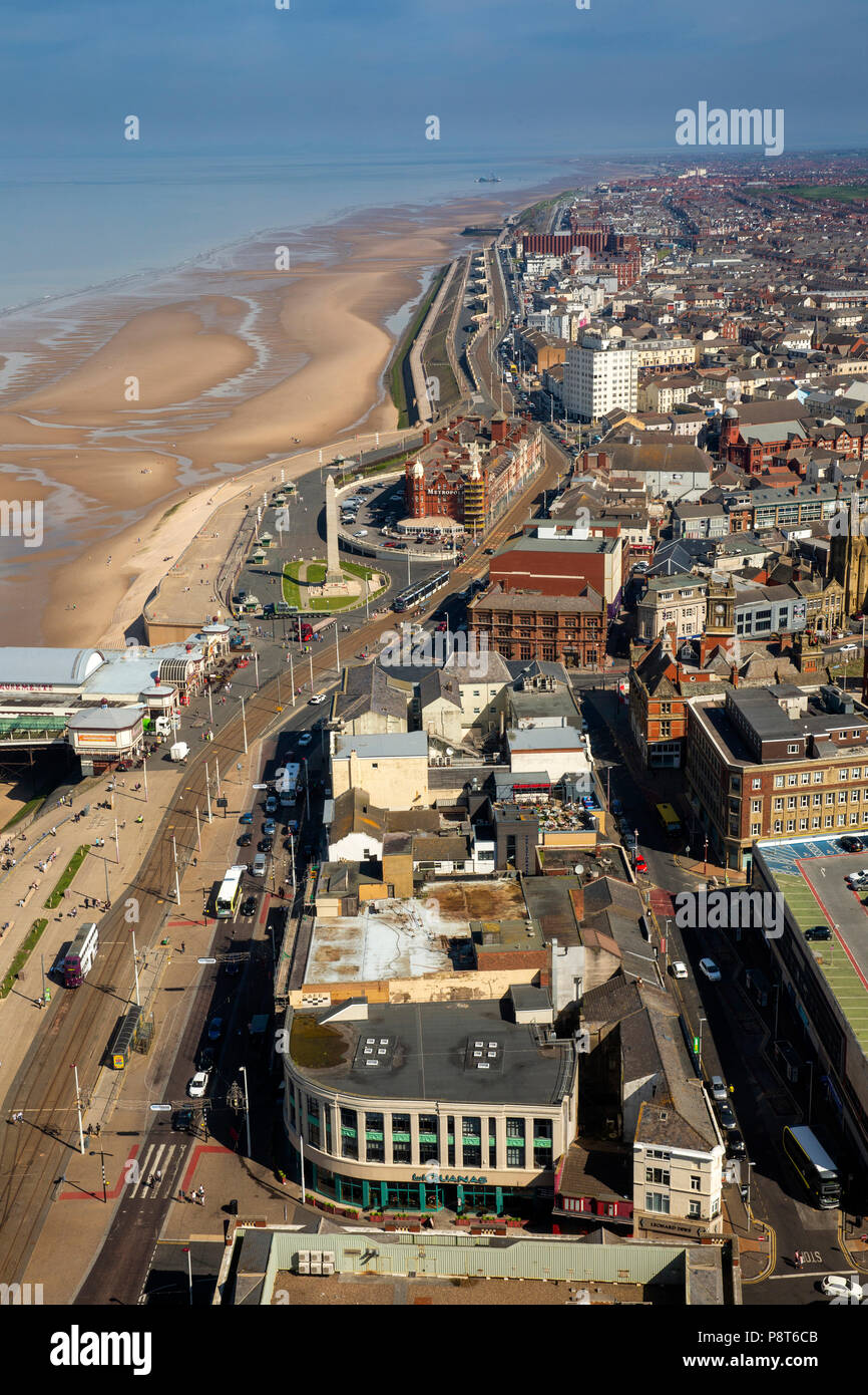 Regno Unito, Inghilterra, Lancashire, Blackpool, Promenade, vista in elevazione a nord del lungomare, Memoriale di guerra e Metropole Hotel verso Fleetwood dalla sommità di Bla Foto Stock