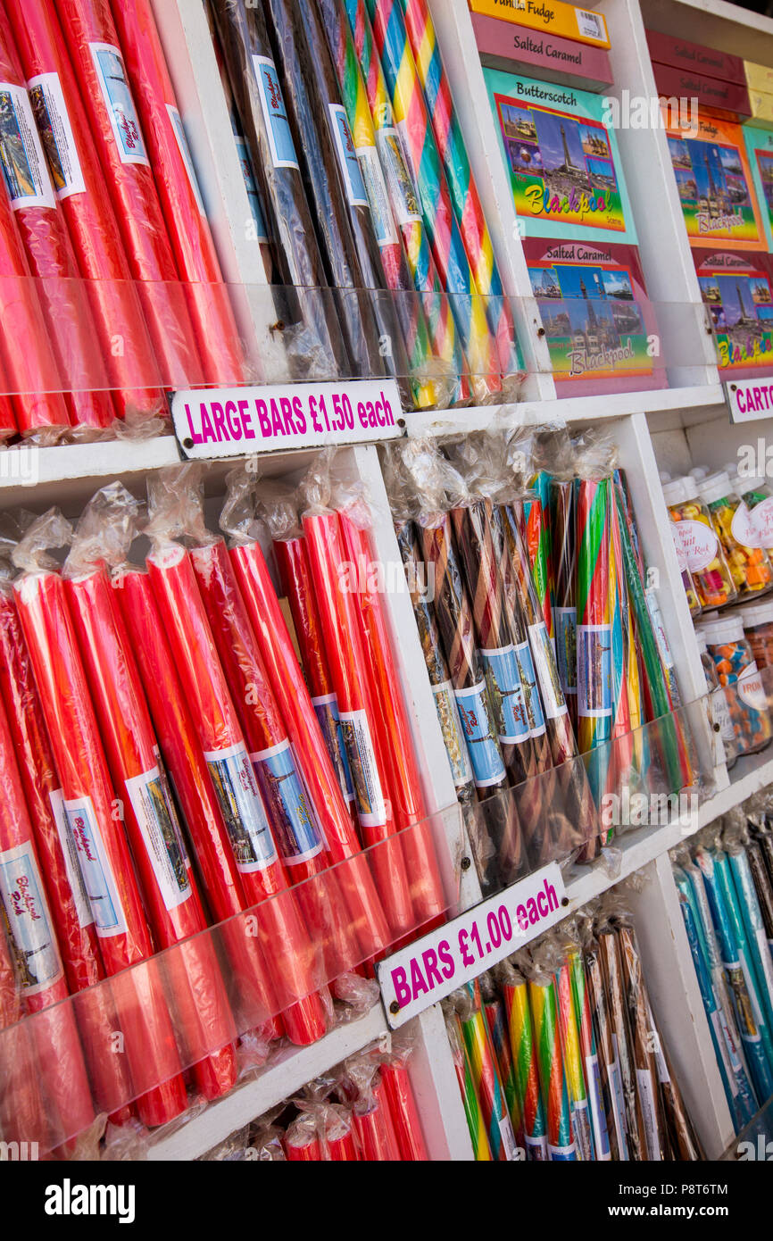 Regno Unito, Inghilterra, Lancashire, Blackpool, Promenade, tradizionali localitã rock shop display Foto Stock