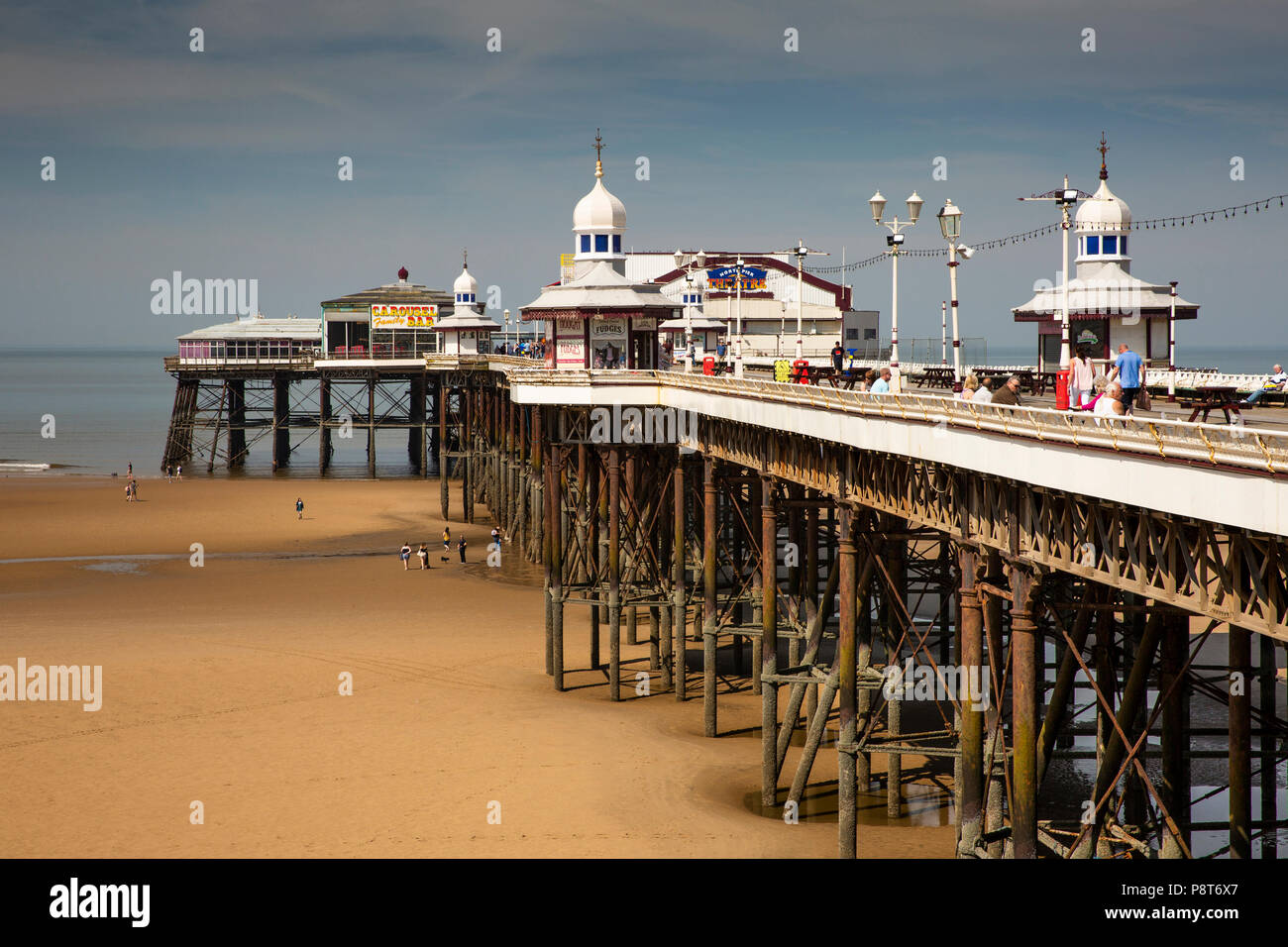 Regno Unito, Inghilterra, Lancashire, Blackpool, North Pier dalla Promenade Foto Stock