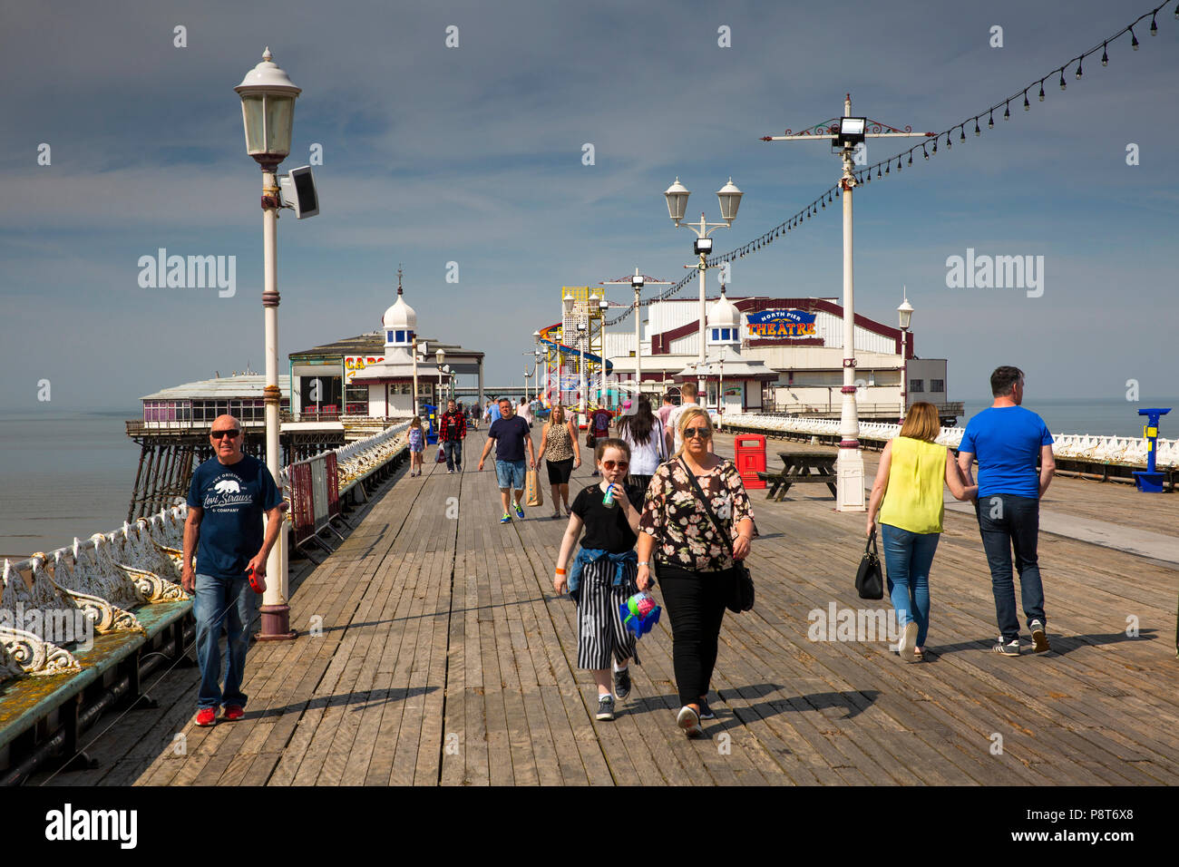 Regno Unito, Inghilterra, Lancashire, Blackpool, North Pier, visitatori passeggiate sul lungomare nella luce del sole Foto Stock