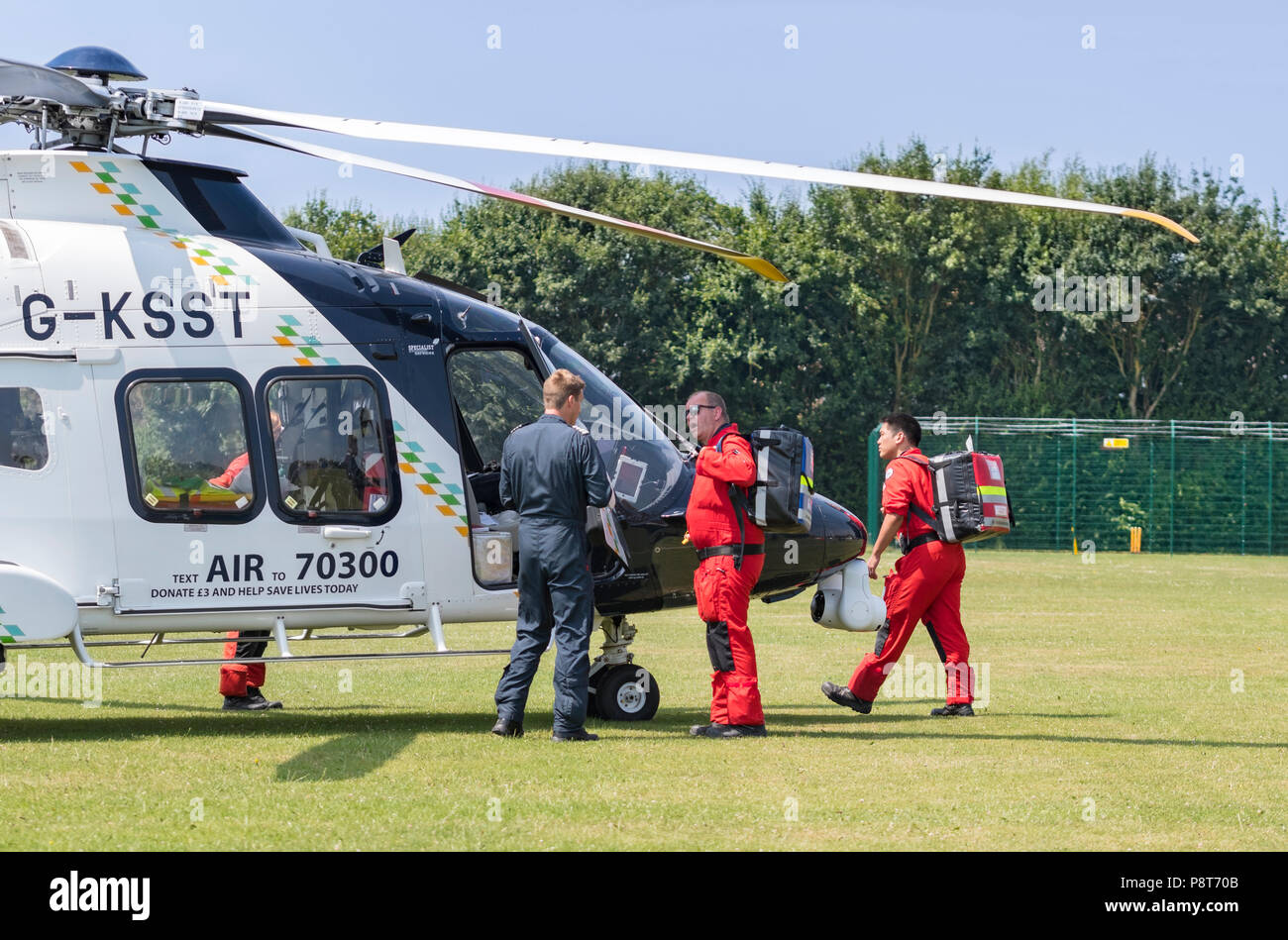 Paramedici e medico del Kent, Surrey, Sussex Helimed Air Ambulance elicotteri frequentando incidente in Inghilterra, Regno Unito. Aeromobile è AgustaWestland AW169. Foto Stock