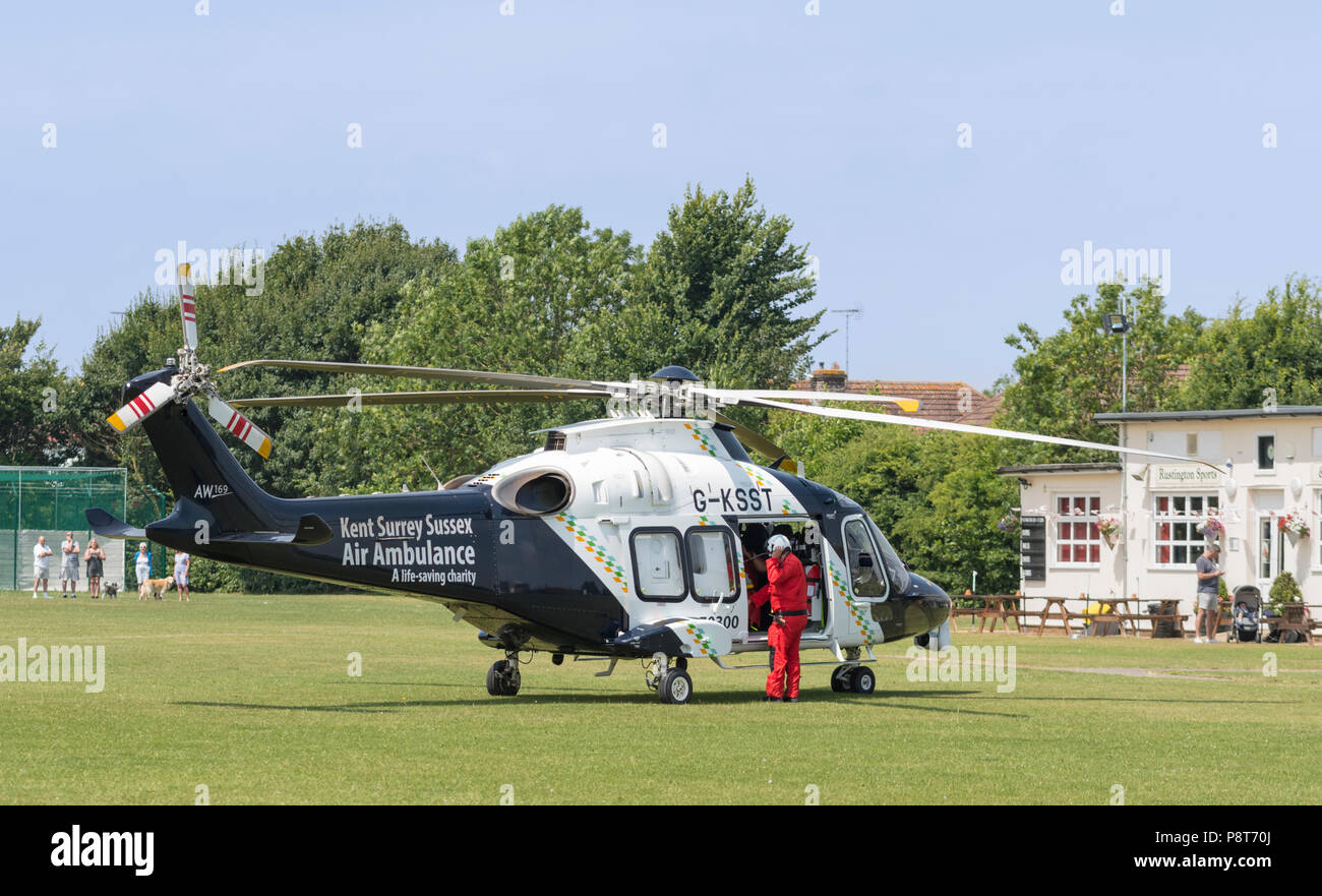 Pilota con casco preparando a bordo di una Helimed Air Ambulance elicotteri (G-KSST) frequentando un incidente in Inghilterra, Regno Unito. AgustaWestland AW169. Foto Stock