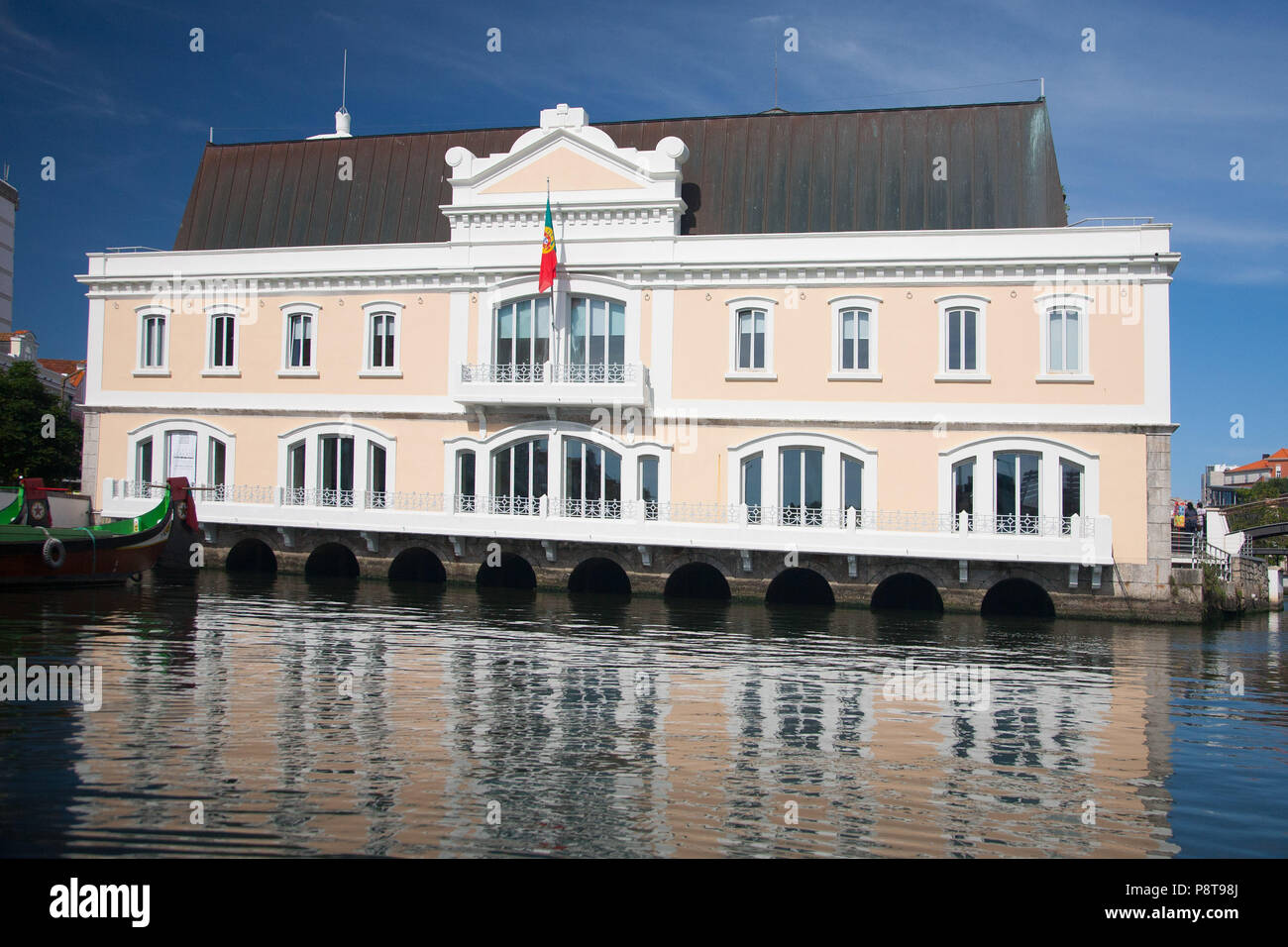 Il canale centrale a Aveiro, Portogallo, foderato con alcuni splendidi edifici Foto Stock