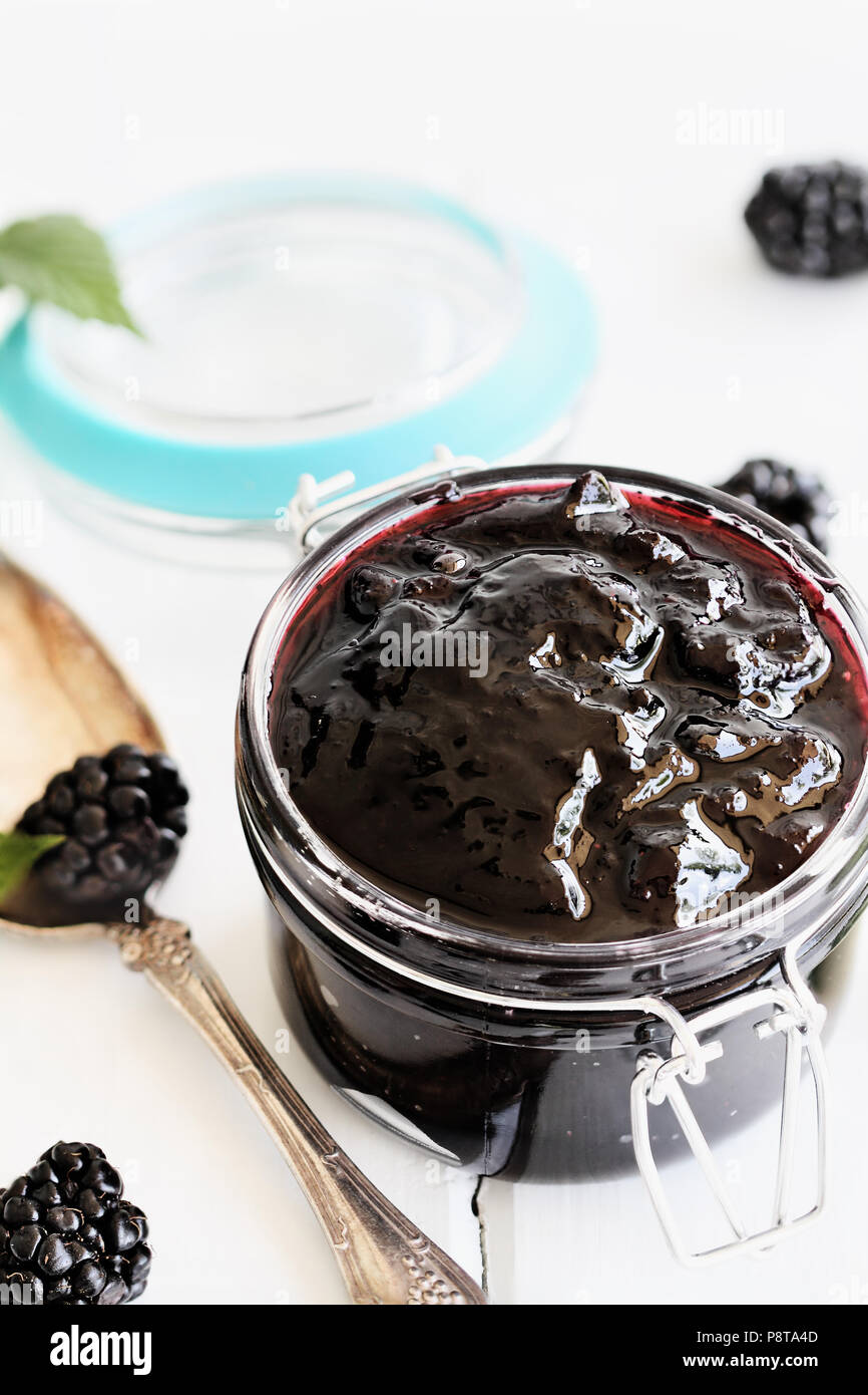 In casa blackberry conserva in un vetro di conserve weck vaso con coperchio fissato. Messa a fuoco selettiva su jam. Foto Stock