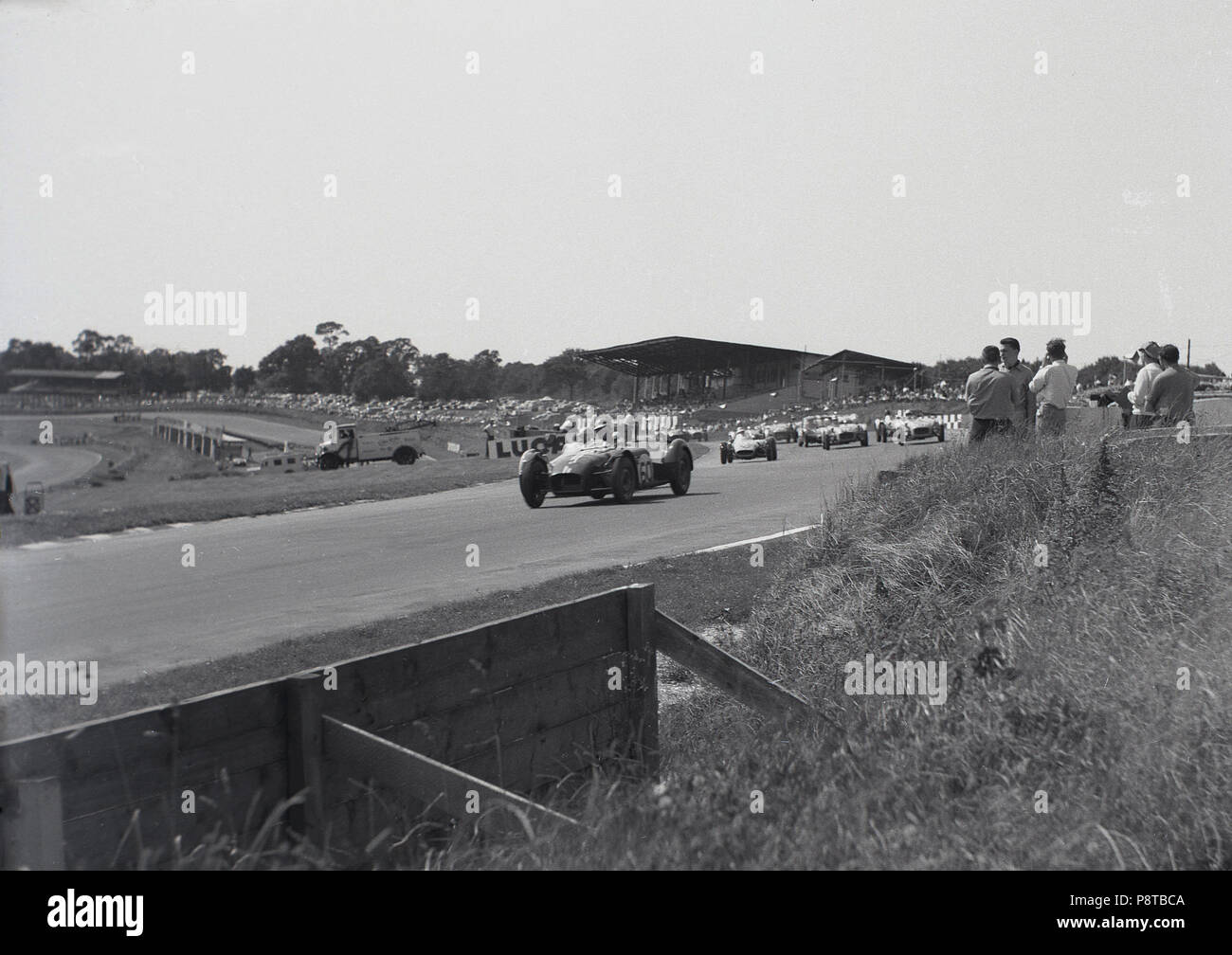 Degli anni Cinquanta, motor racing, monoposto di aprire ruote racing cars competere al di fuori su una pista con spettatori vicina all'azione, Inghilterra, Regno Unito. Foto Stock