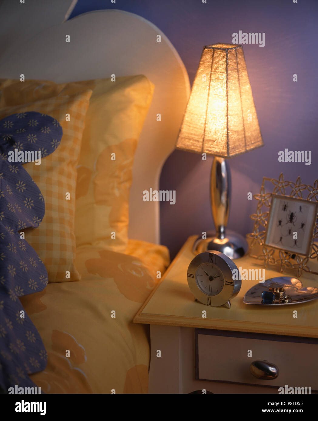 Close-up di lampada e sveglia sul comodino Foto Stock