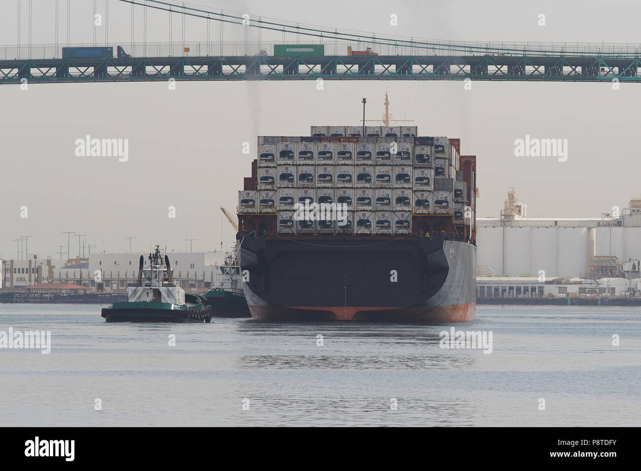 Foss rimorchiatori marittimi assistere il PASHA Vintage HAWAII, contenitore di nave, ORIZZONTE RELIENCE, nel Los Angeles canale principale, San Pedro, California, Stati Uniti d'America. Foto Stock