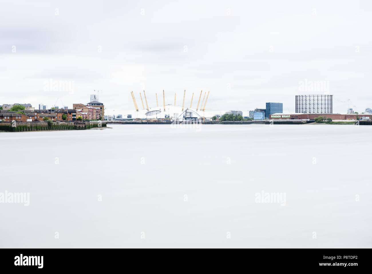 Una lunga esposizione vista sul fiume Tamigi verso Morden Wharf e l'Arena O2 sulla penisola di Greenwich, Londra Foto Stock