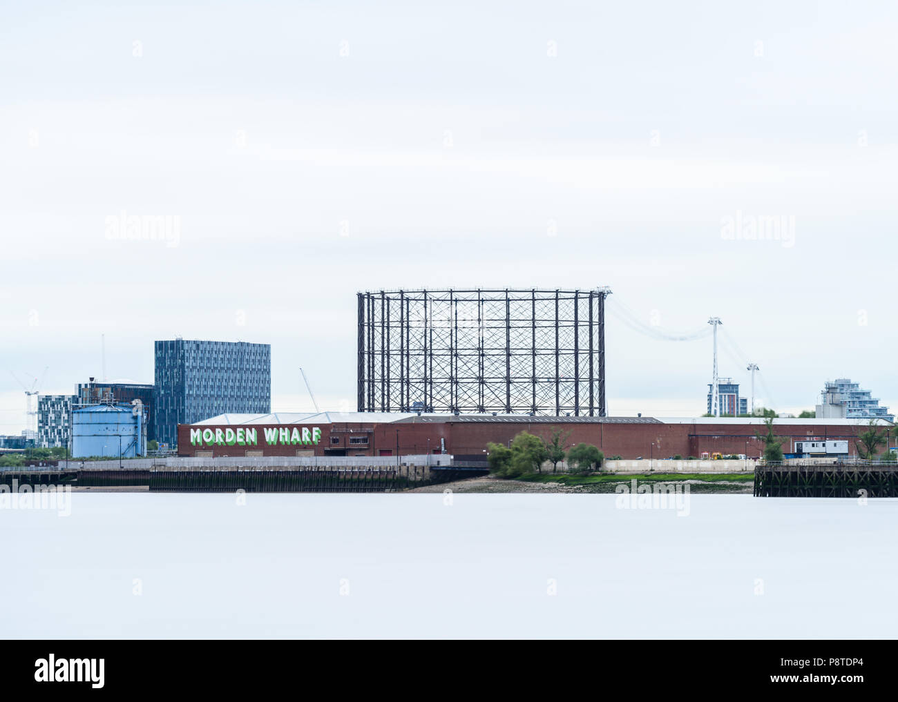 Una lunga esposizione vista sul fiume Tamigi verso Morden Wharf sulla penisola di Greenwich, Londra Foto Stock