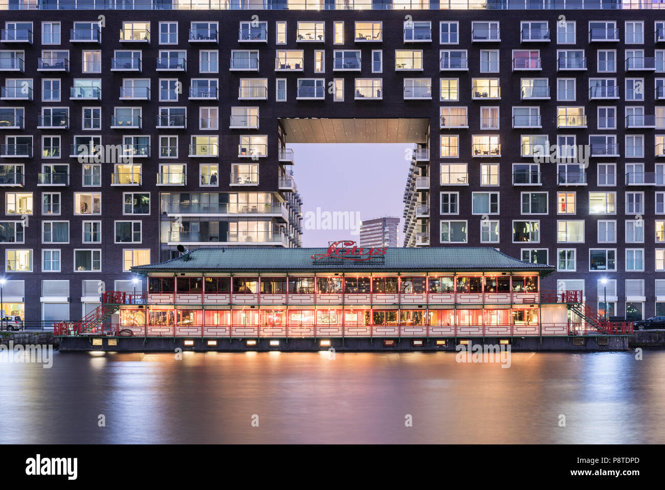 Lotus cinese ristorante galleggiante e Baltimora Wharf illuminata di notte da tutta Millwall Inner Dock, Canary Wharf, Londra Foto Stock