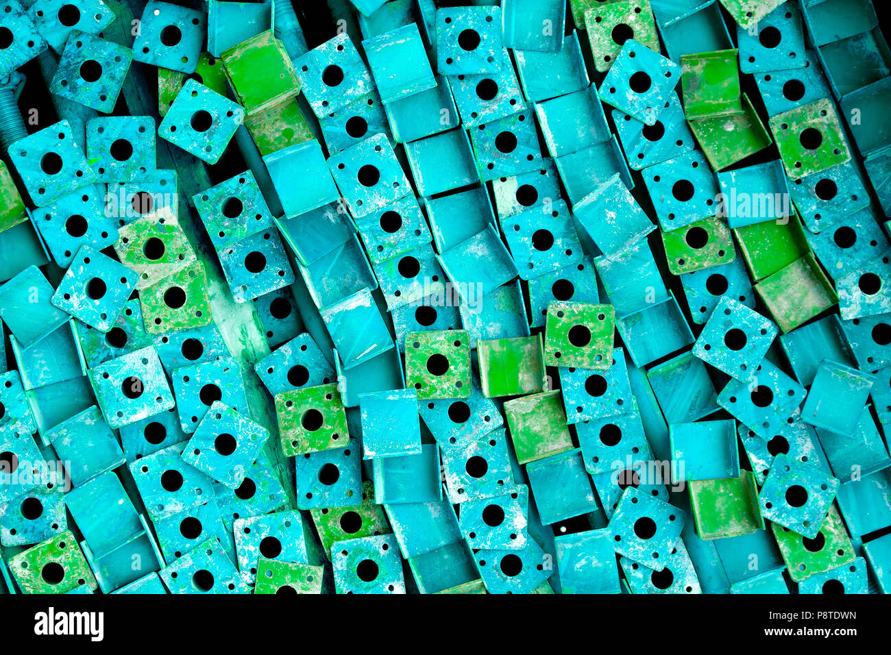 Pila di coloratissimi ponteggio di lavoro materiali in un sito in costruzione Foto Stock