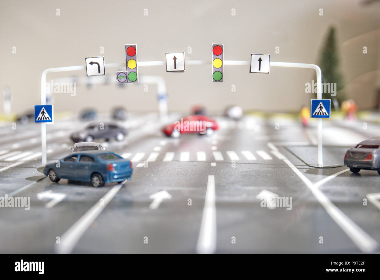 Modello giocattolo di un traffico sul bivio Foto Stock