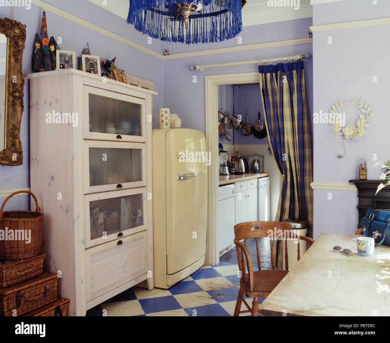 White vetrina credenza e crema di grande frigorifero in pastello blu cucina con blue+white chequerboard piano Foto Stock