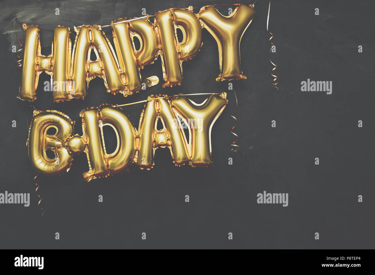 "Buon Compleanno" - palloncini appesi su una lavagna Foto Stock