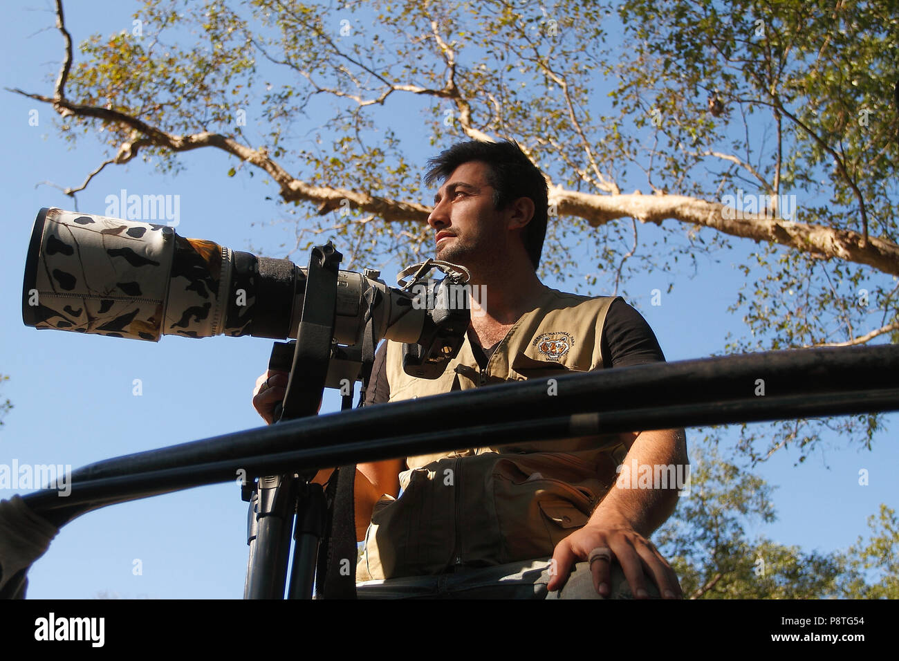 Wildlife Photographer con enorme lente fotografia della fauna selvatica, bird fotografo, fotografo sportivo Foto Stock