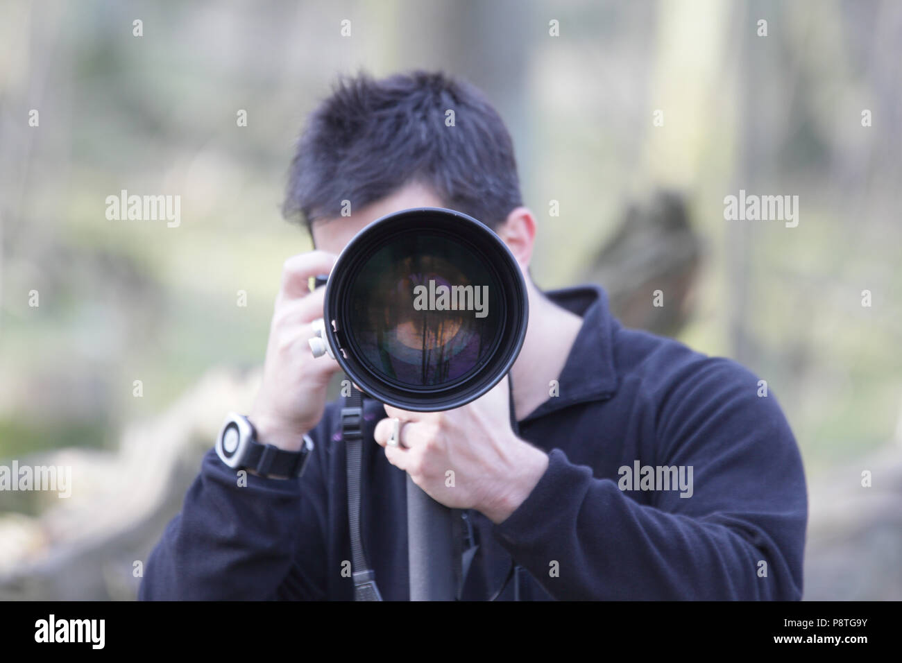 Wildlife Photographer con enorme lente fotografia della fauna selvatica, bird fotografo, fotografo sportivo Foto Stock