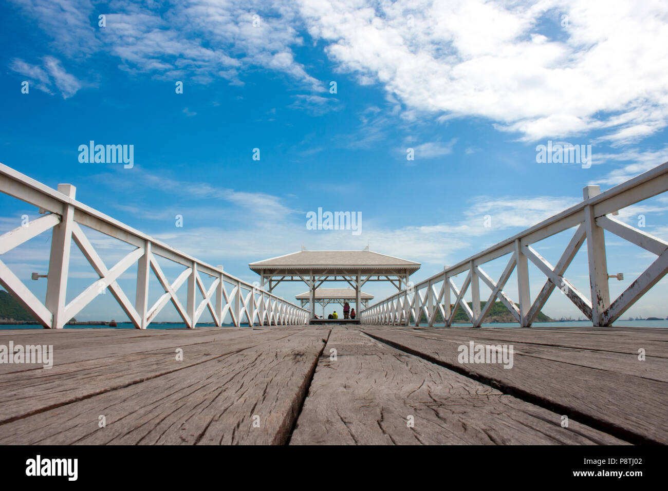 White ponte in legno waterfront pavilion al mare Foto Stock