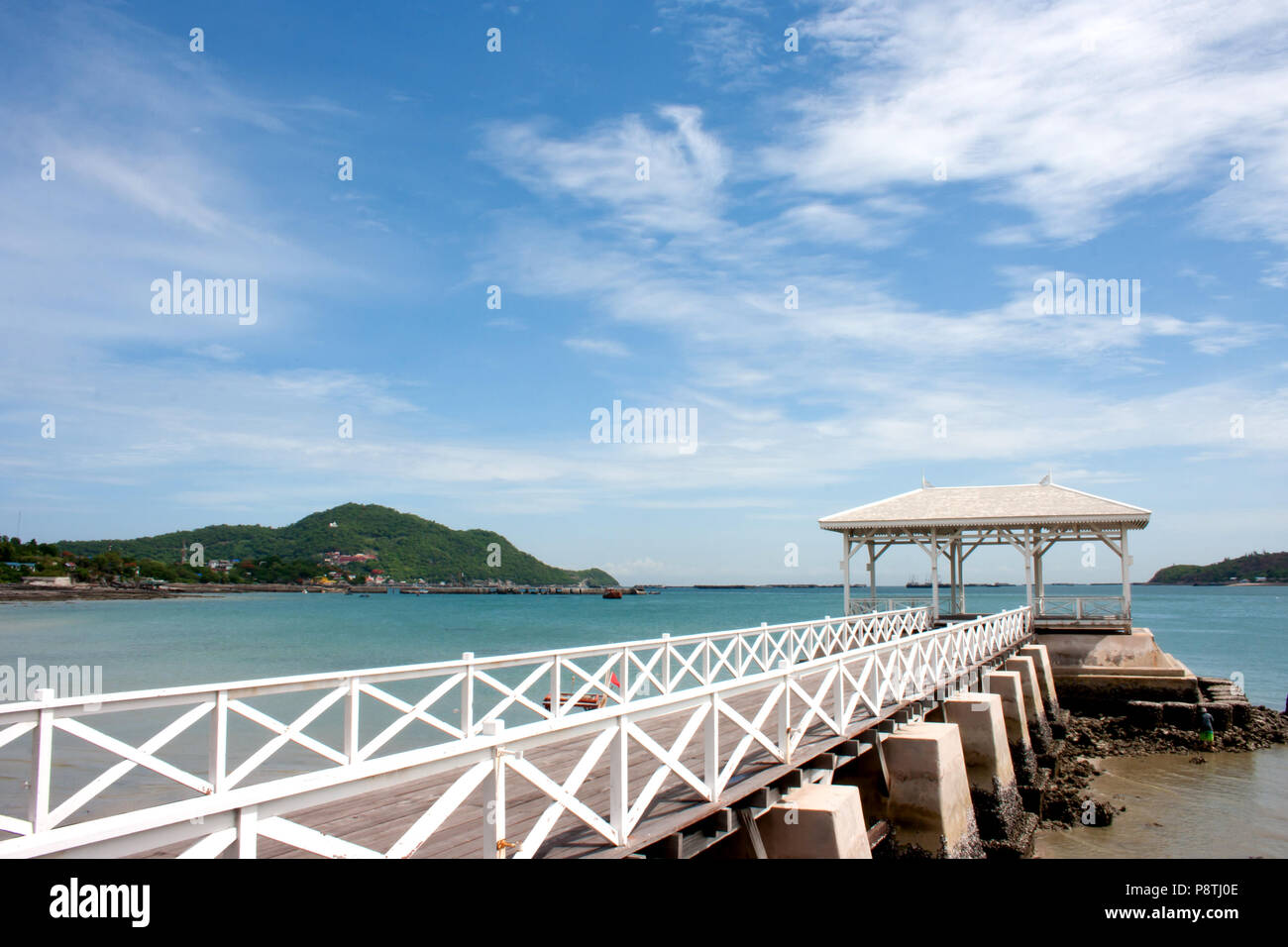 White ponte in legno waterfront pavilion al mare Foto Stock