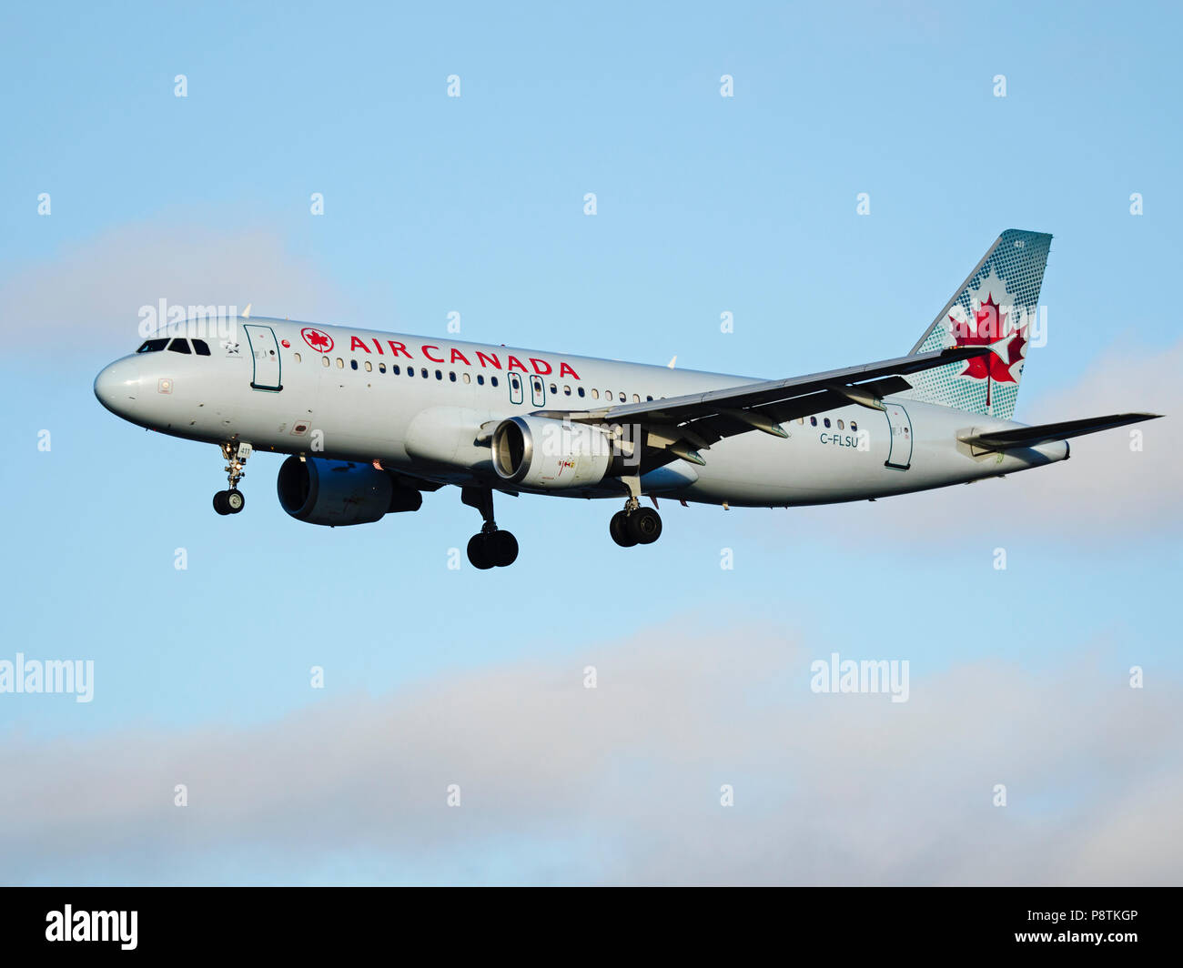 Air Canada piano Airbus A320 a corridoio unico aereo jet su breve avvicinamento finale per l'atterraggio all'Aeroporto Internazionale di Vancouver Foto Stock