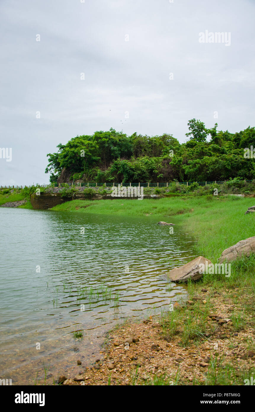 Vista panoramica della appartata Lago Sarzora in Salcete taluka della parte sud di Goa. Foto Stock