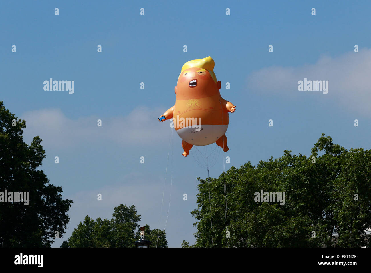 Londra, Regno Unito. 13 Luglio, 2018. Un Donald Trump Baby Blimp, beffando il presidente americano, è volato sopra Piazza di Westminster a Londra, come il Presidente degli Stati Uniti d'America in visita a Londra e ha incontri con il Primo Ministro Theresa Maggio e HM Queen Elizabeth II. Donald Trump Baby Blimp protesta, Londra, il 13 luglio 2018. Credito: Paolo Marriott/Alamy Live News Foto Stock