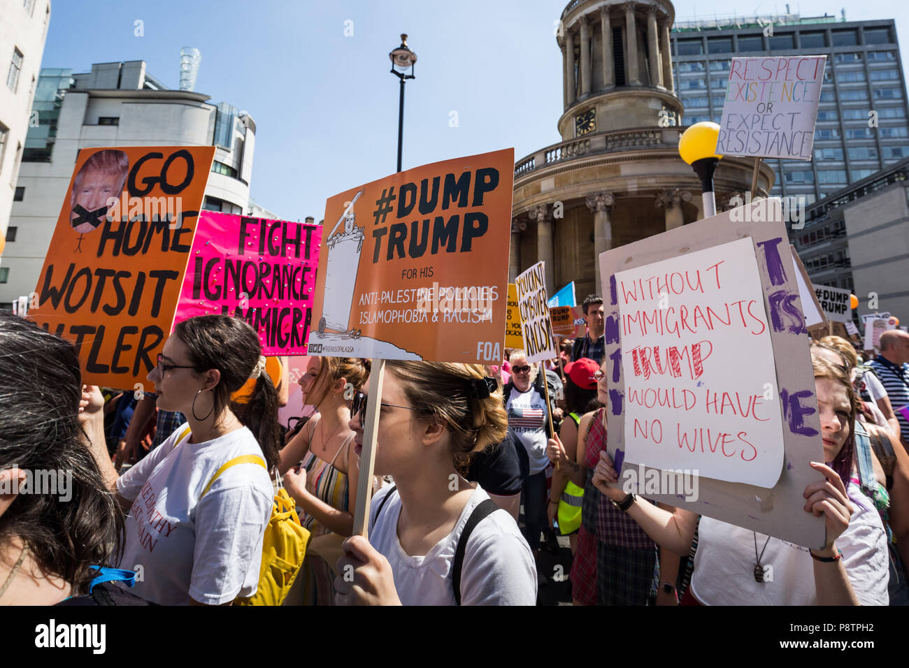 Londra, Regno Unito. 13 Luglio, 2018. Dimostrazione Anti-Trump richiama migliaia di manifestanti per la città il giorno del Presidente USA Donald Trump inizia la sua visita nel Regno Unito. Credito: Guy Corbishley/Alamy Live News Foto Stock