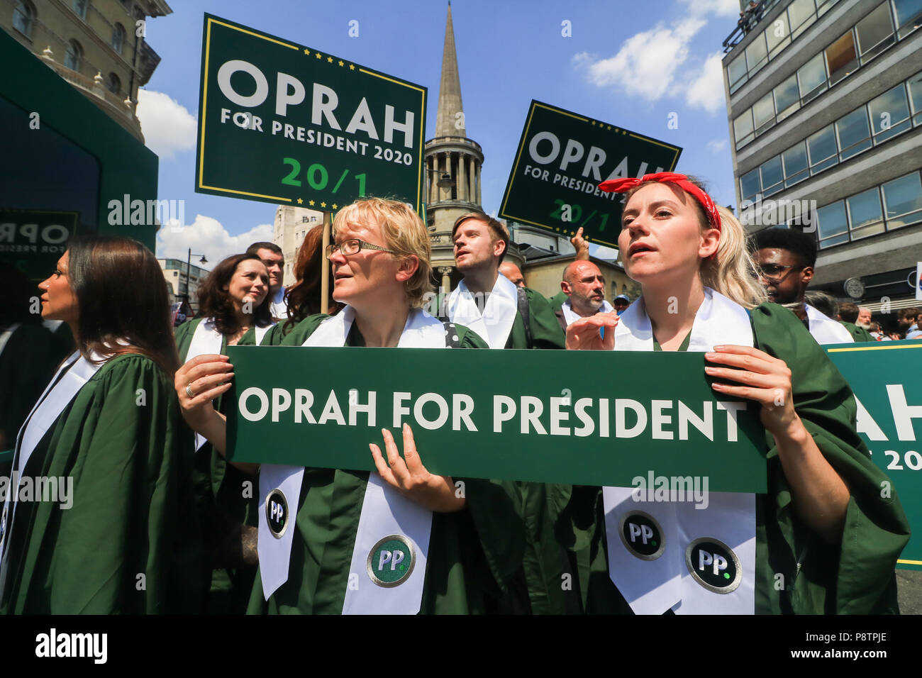 Londra REGNO UNITO. 13 luglio 2018. Manifestanti holding placards dimostrare contro il Regno Unito visita del presidente Donald Trump di decine di migliaia di manifestanti sono attesi a marzo a voce il loro disappunto contro la controversa politica del Presidente Trump sull'immigrazione, del cambiamento climatico e di islamofobia. Trump inflitto un doppio colpo di U.K. Il primo ministro Theresa Maggio,criticare i suoi piani per un morbido Brexit sarebbe probabile fine delle speranze di un accordo commerciale con gli Stati Uniti e che Boris Johnson, che ha lasciato il suo armadio questa settimana, sarebbe un grande leader Credit: amer ghazzal/Alamy Live News Foto Stock