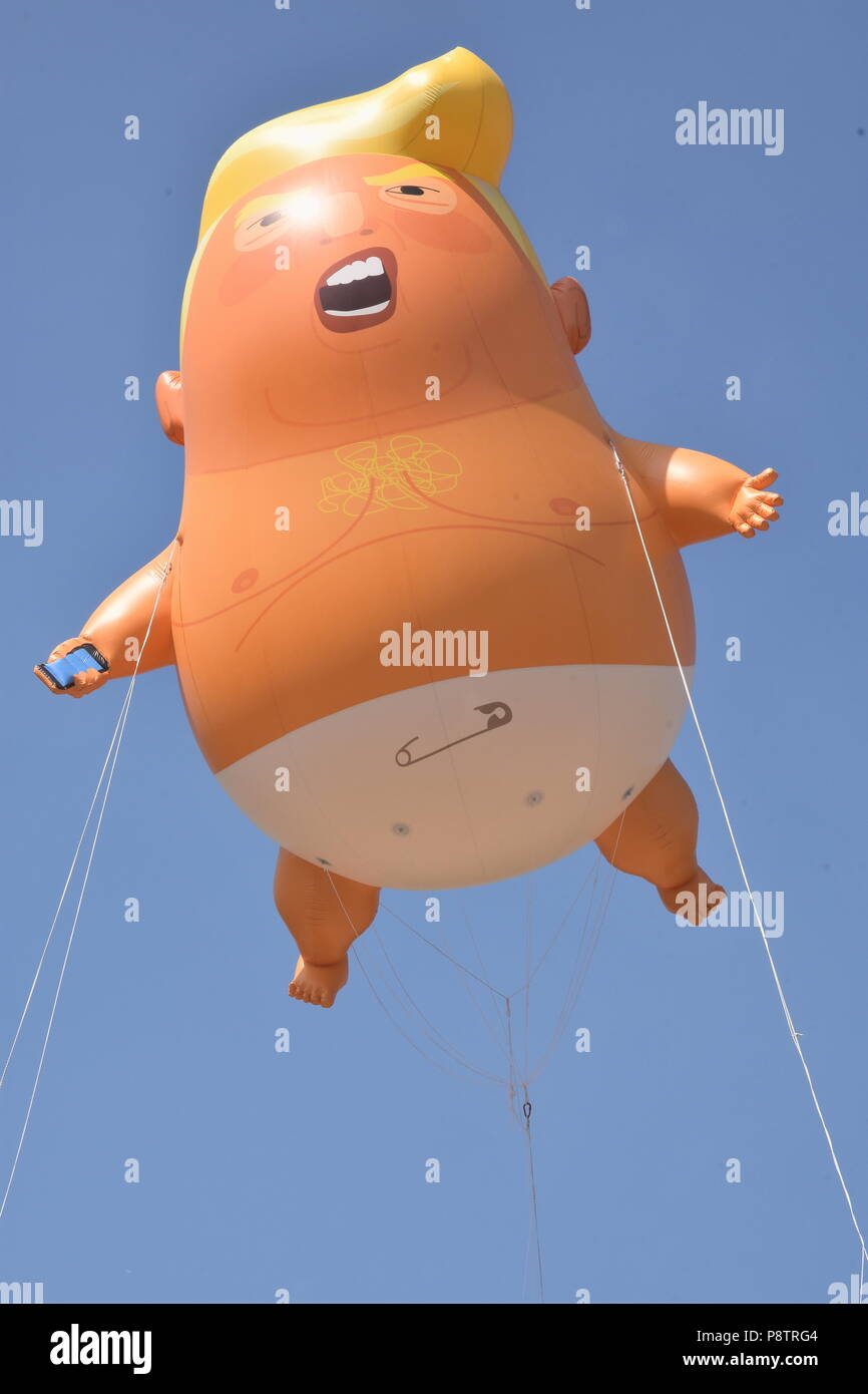 Il dirigibile gigante palloncino di Donald Trump raffigurato come un bambino. La protesta contro la visita di Donald Trump per il Regno Unito, la piazza del Parlamento, London.UK 13.07.18 Foto Stock